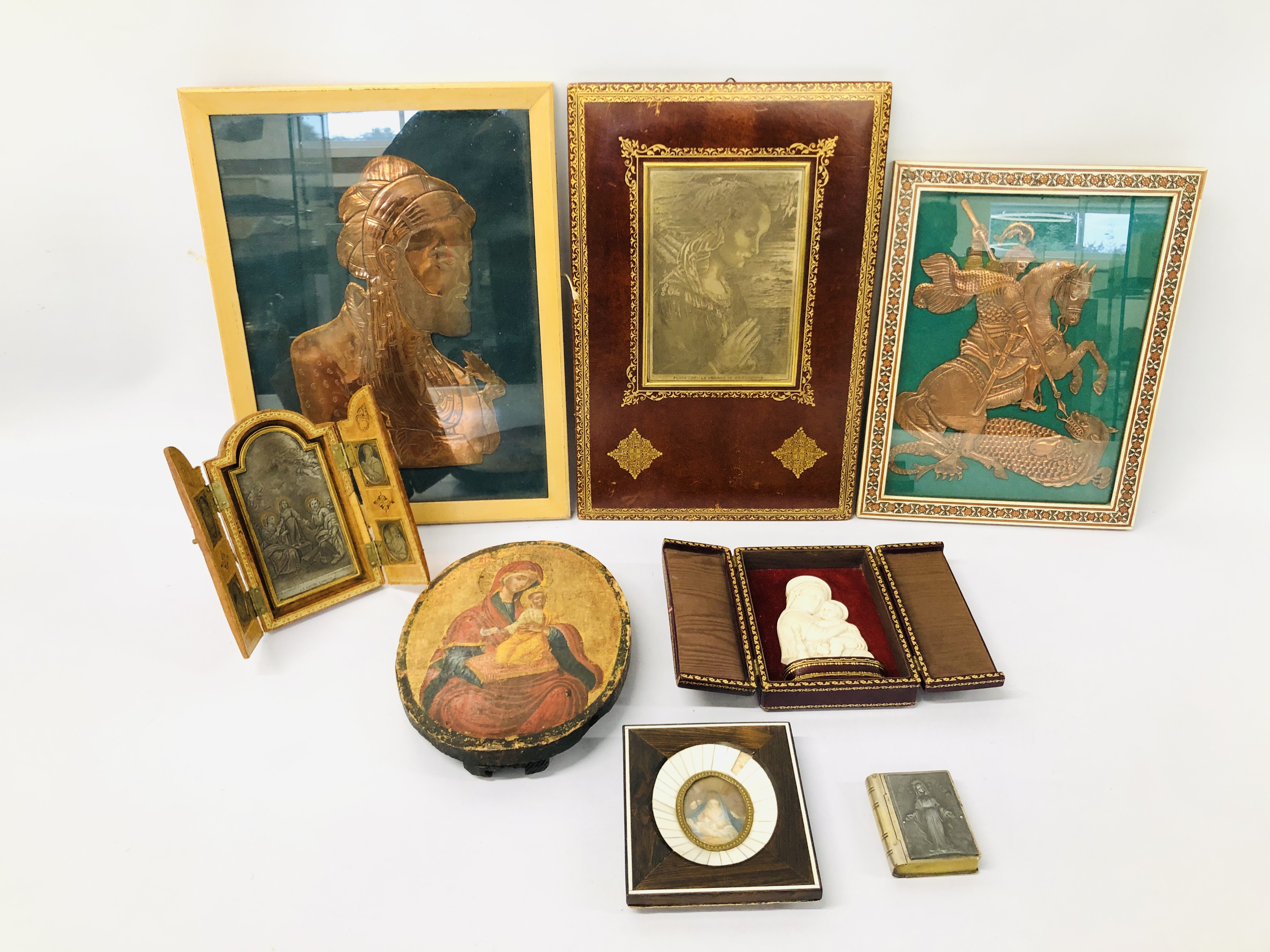 COLLECTION OF VINTAGE MAINLY RELIGIOUS ITEMS TO INCLUDE FRAMED MINIATURE ROSARY BEADS AND TIN, - Image 2 of 22