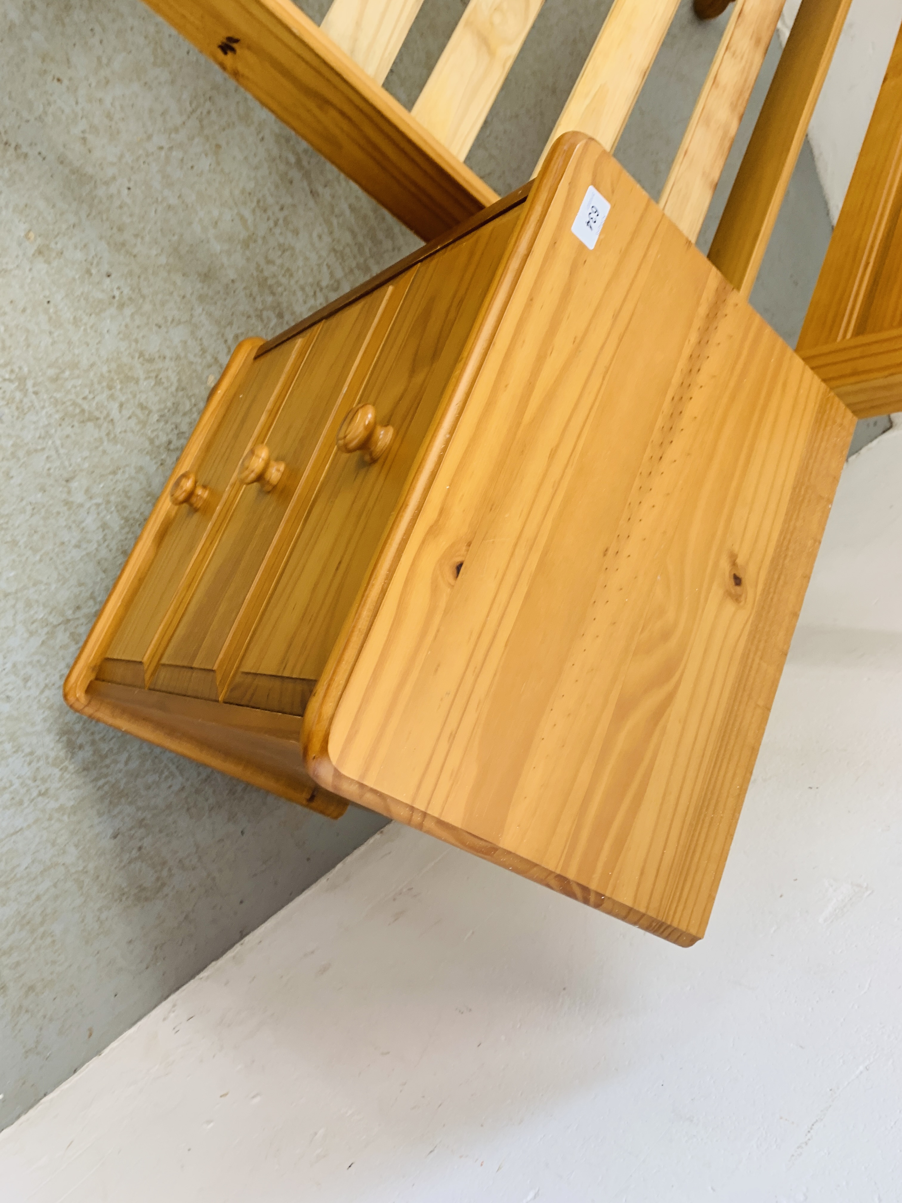 A SINGLE PINE BEDSTEAD AND PINE THREE DRAWER BEDSIDE CHEST - Image 3 of 6