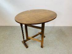 AN OAK AND OVAL TILT TOP OCCASIONAL TABLE WITH BARLEY TWIST DETAILS BEARING WARING AND GILLOW BRASS