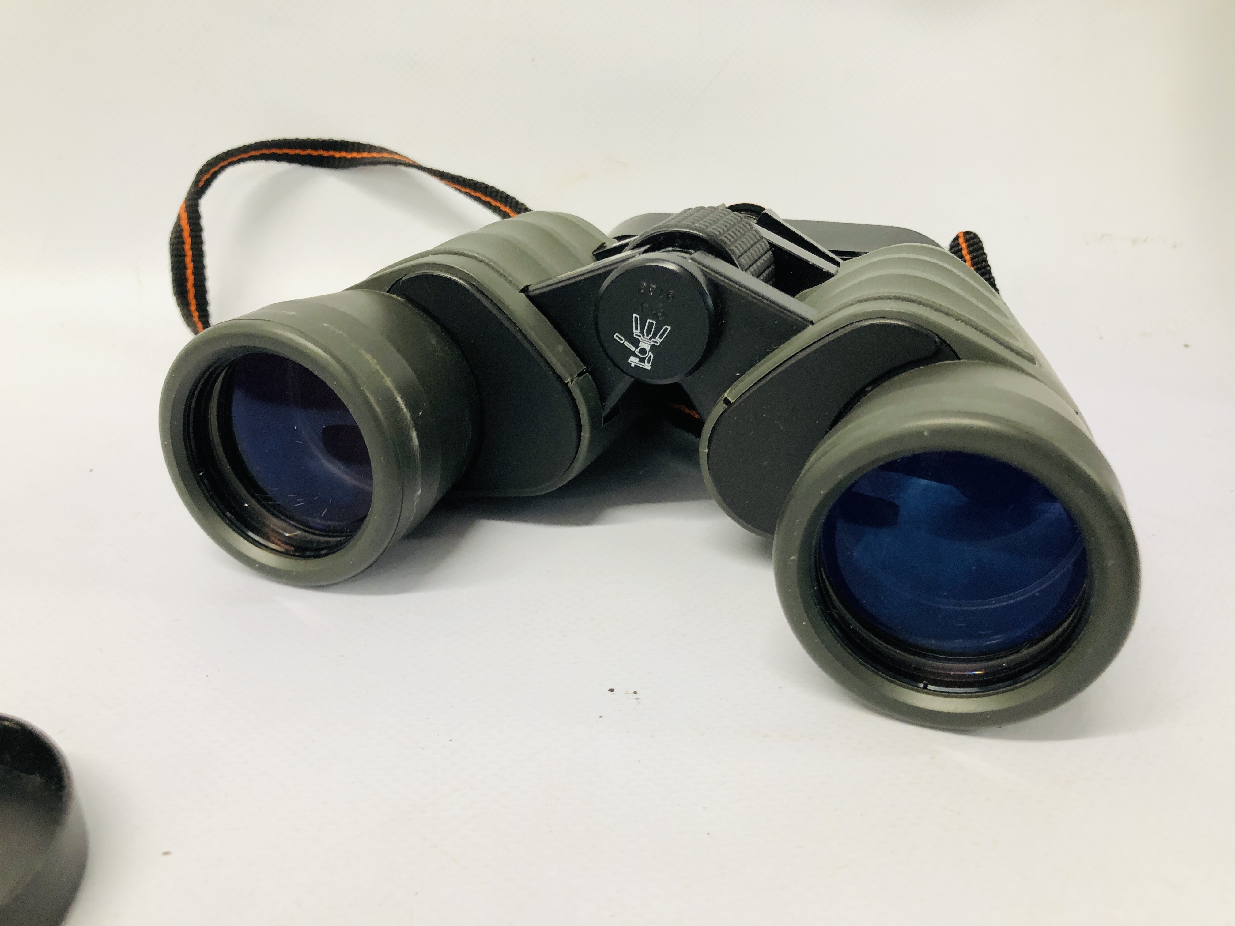 PAIR OF BRESSER 8 X 40 BINOCULARS WITH CASE ALONG WITH A PAIR OF VISTA QUEST BINOCULARS AND CASE - Image 5 of 11