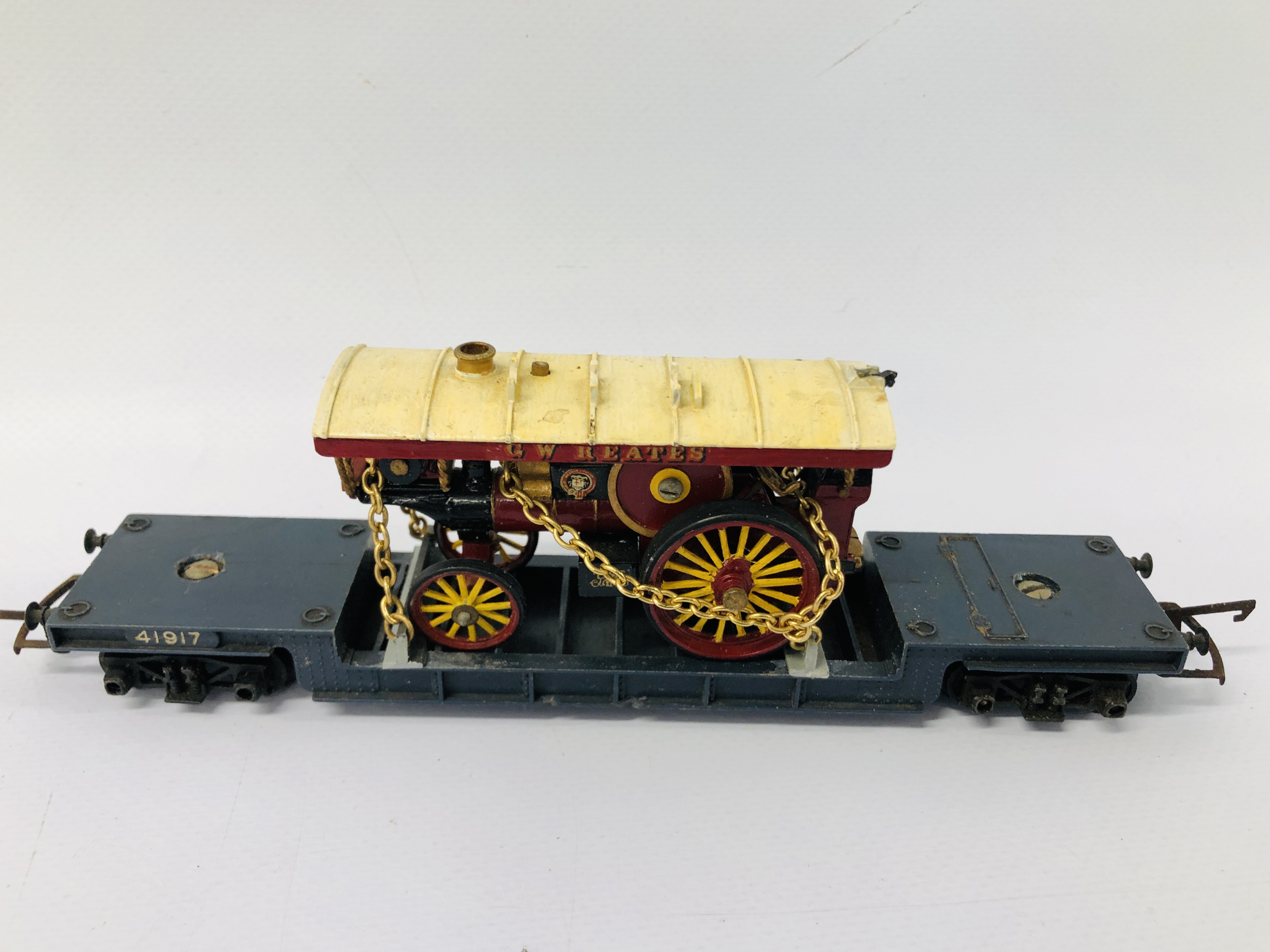 A HORNBY DUBO MECCANO 00 GAUGE DUCHESS OF MONTROSE LOCOMOTIVE & 3 TRIANG 00 GAUGE WAGONS WITH CARGO - Image 10 of 14