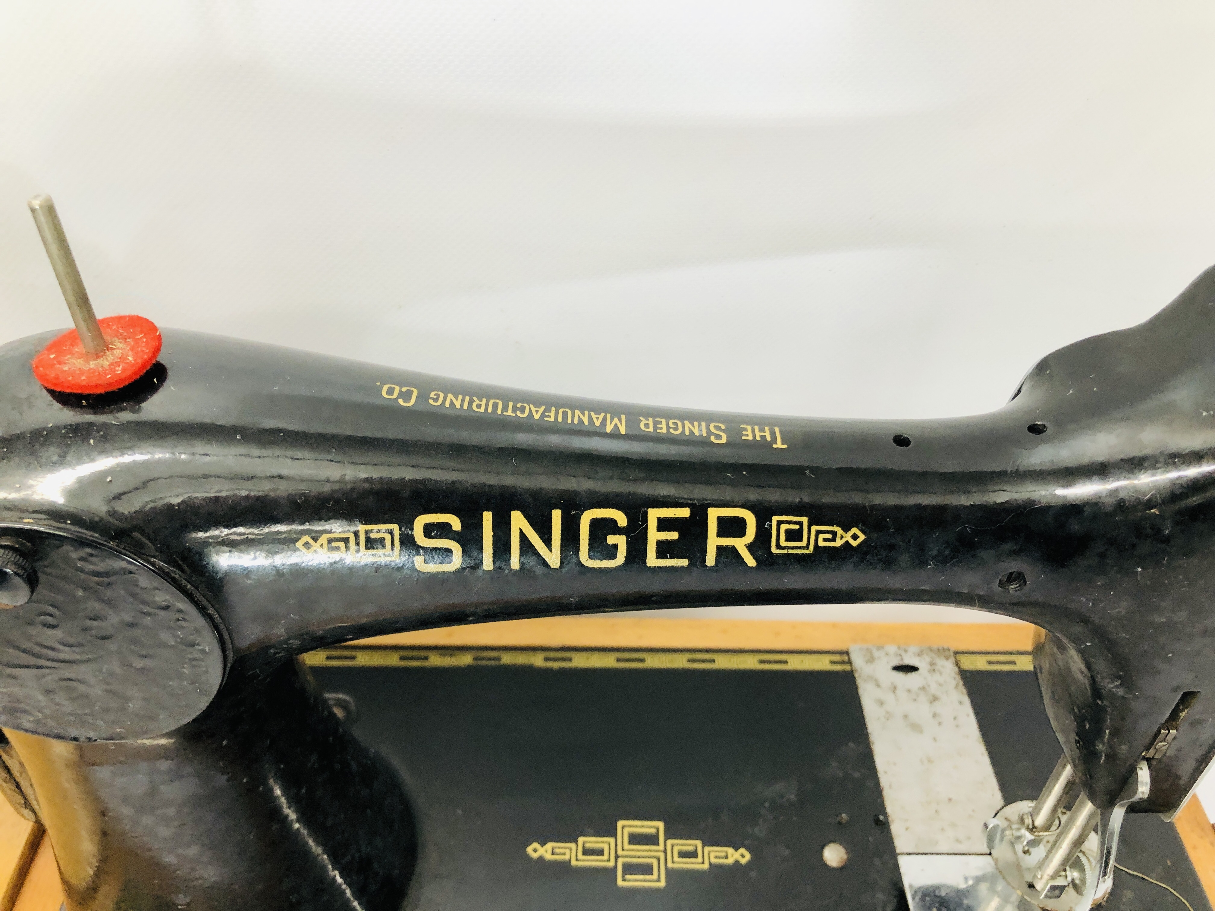 A SINGER SEWING MACHINE - Image 2 of 8