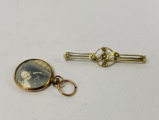 A YELLOW METAL BAR BROOCH, THE CENTRAL DESIGN SET WITH SEED PEARLS PIN A/F,