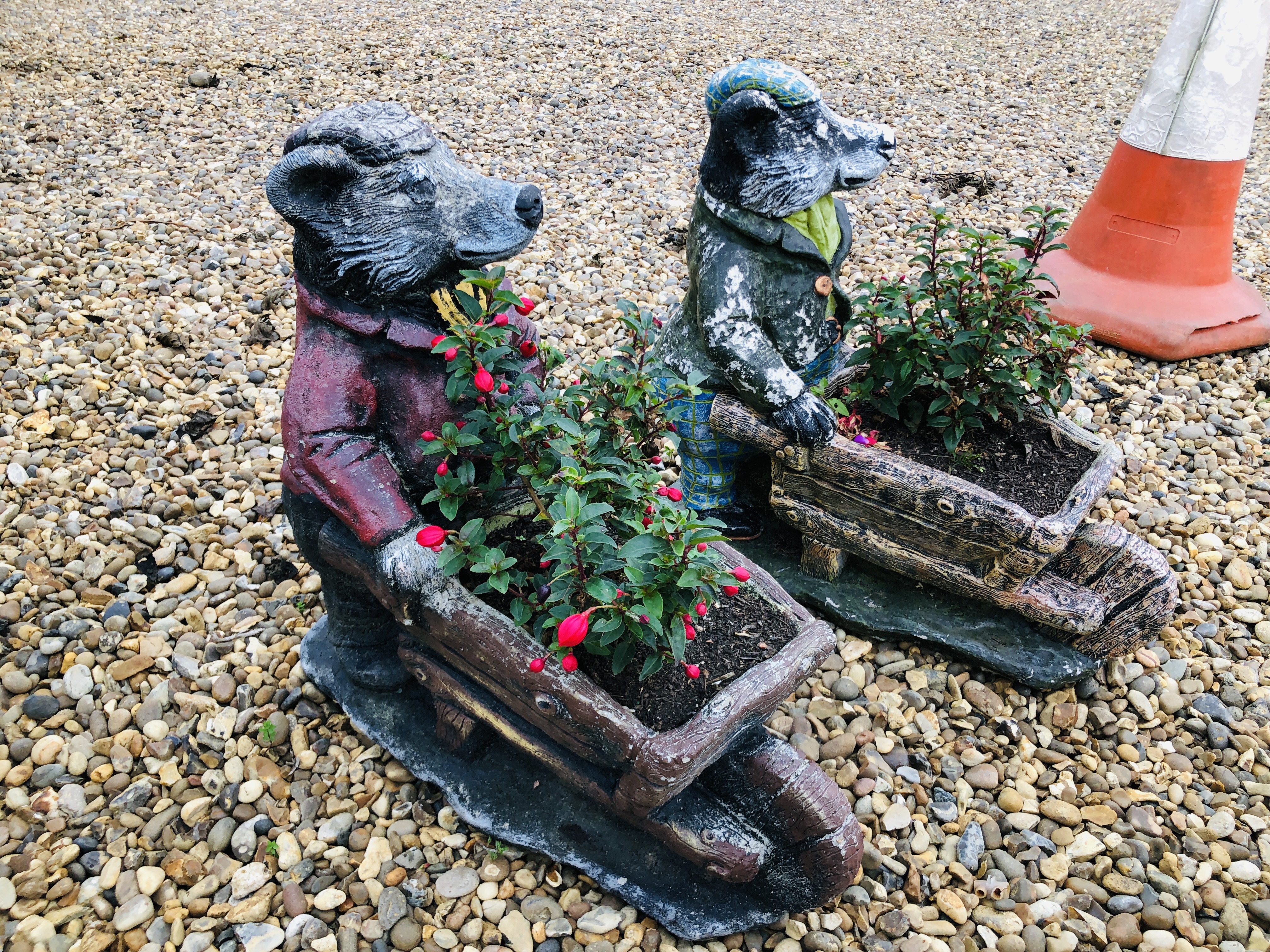 A PAIR OF STONEWORK BADGES WITH WHEEL BARROW PLANTERS, H 50CM, - Image 3 of 3