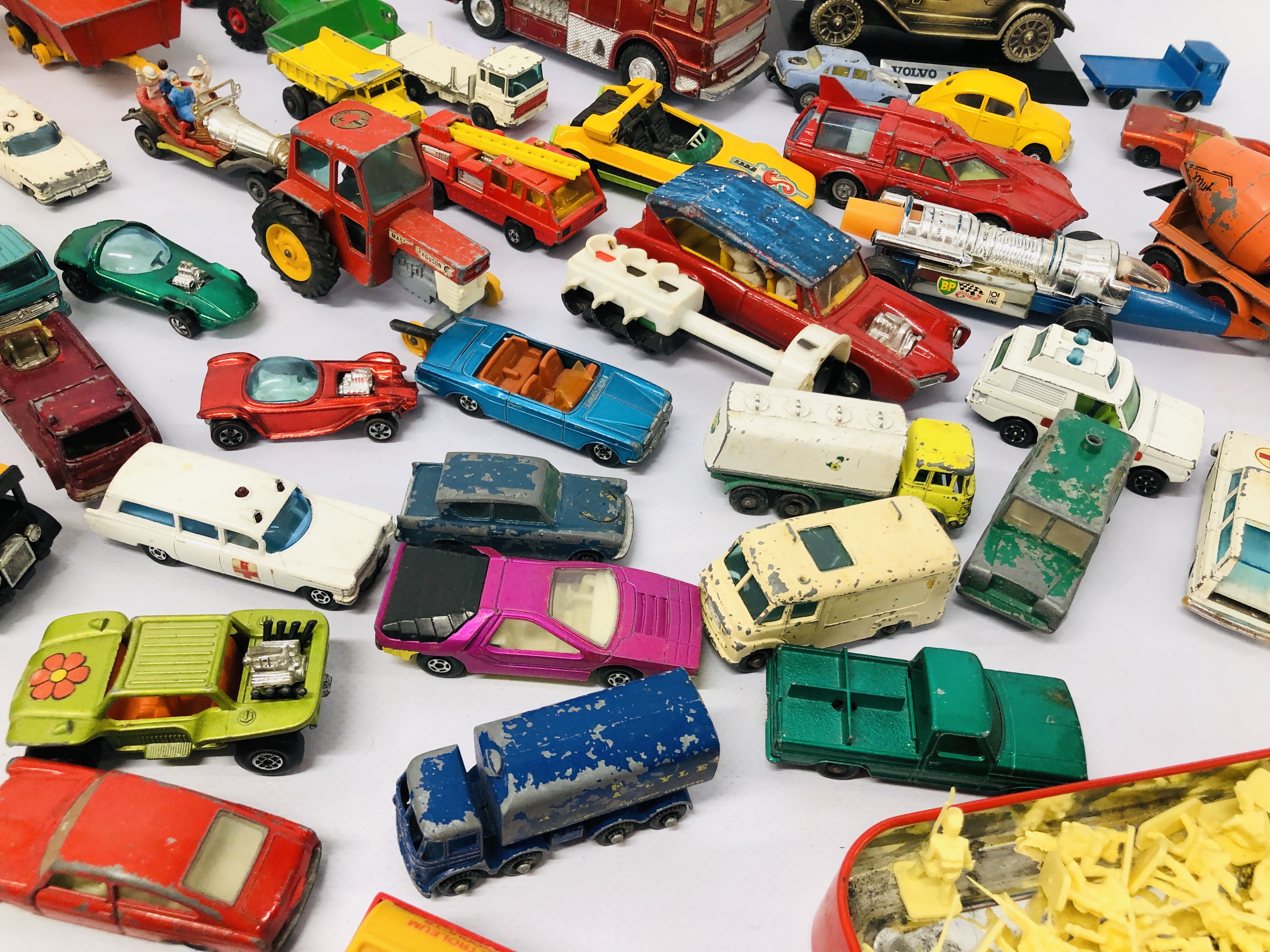 A COLLECTION OF DIE-CAST VEHICLES TO INCLUDE CORGI, LLEDO, MATCHBOX, - Image 4 of 22