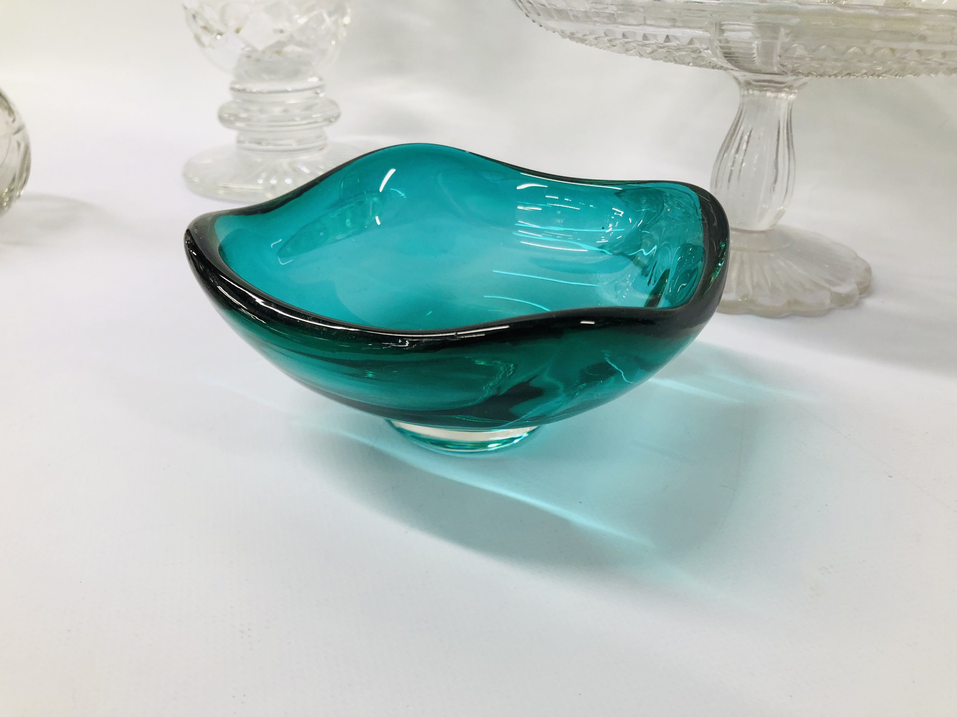 COLLECTION OF GLASSWARE TO INCLUDE VINTAGE DECANTERS, CAKE STAND, BLUE GLASS VASE, - Image 11 of 20