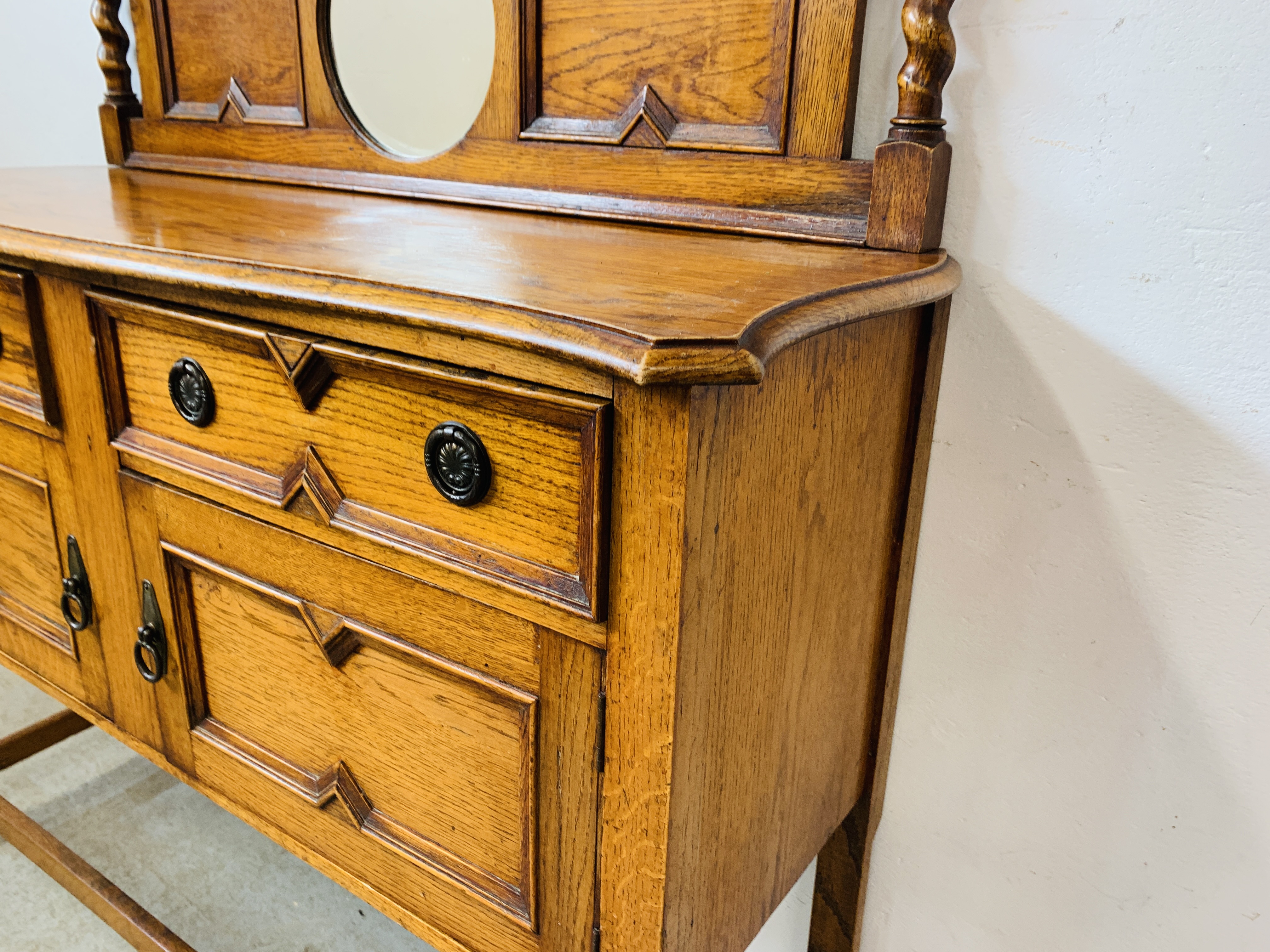 AN OAK 2 DRAWER MIRROR BACK SIDEBOARD ON BARLEY TWIST LEG, - Image 7 of 10