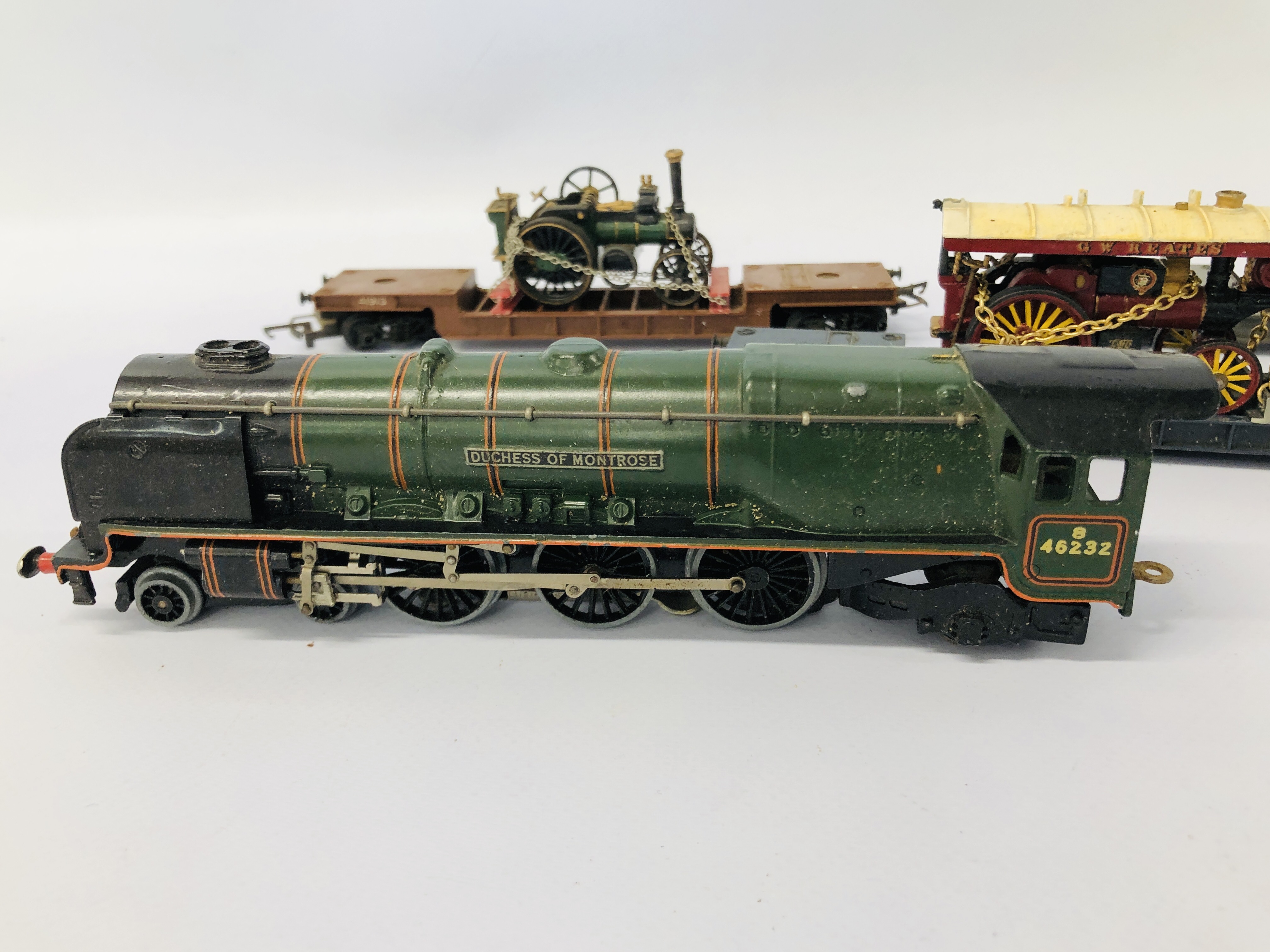 A HORNBY DUBO MECCANO 00 GAUGE DUCHESS OF MONTROSE LOCOMOTIVE & 3 TRIANG 00 GAUGE WAGONS WITH CARGO - Image 2 of 14