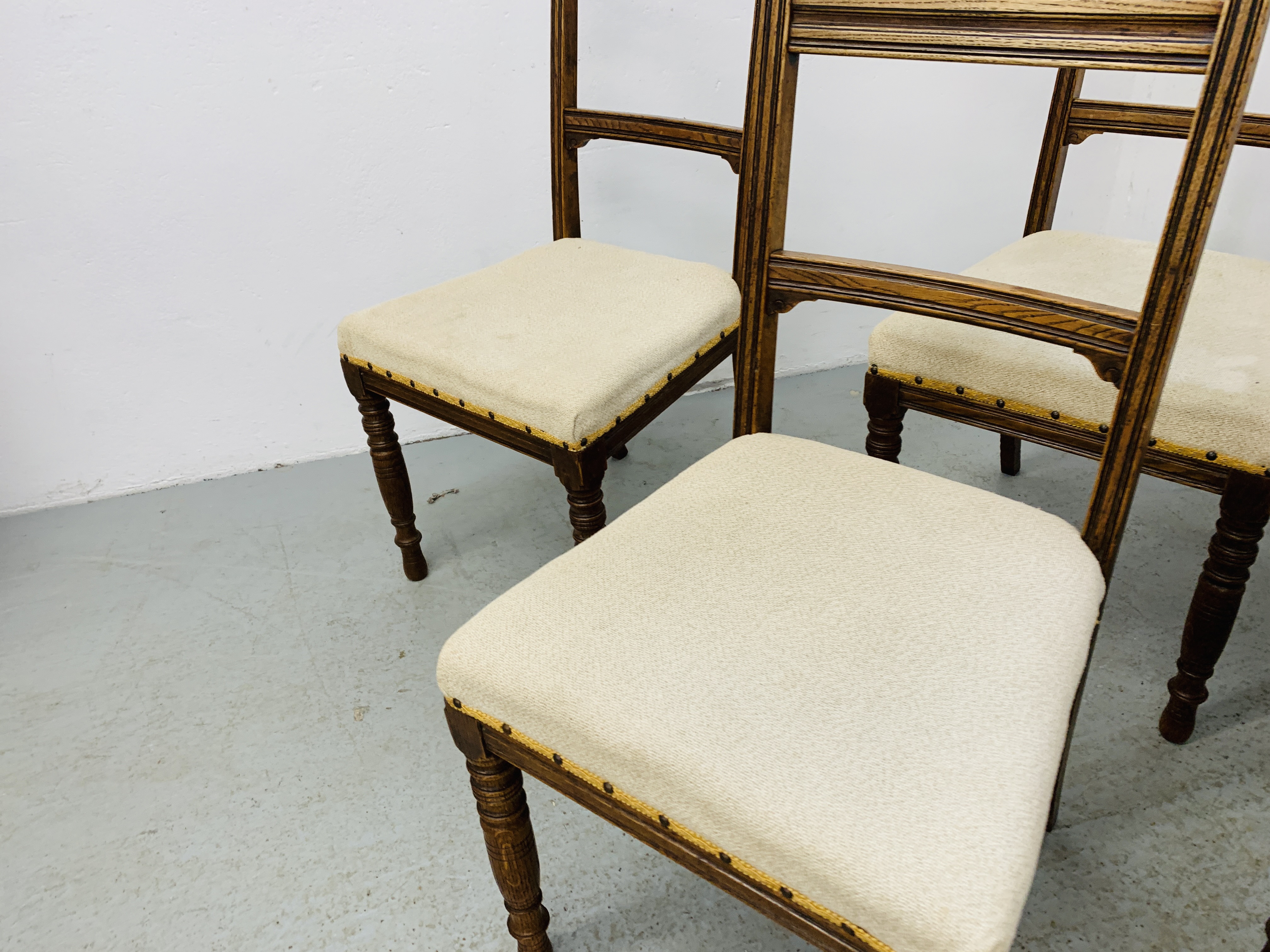 A SET OF 6 OAK FRAMED EDWARDIAN DINING CHAIRS ALONG WITH A SOLID OAK GATELEG DINING TABLE - Image 11 of 20