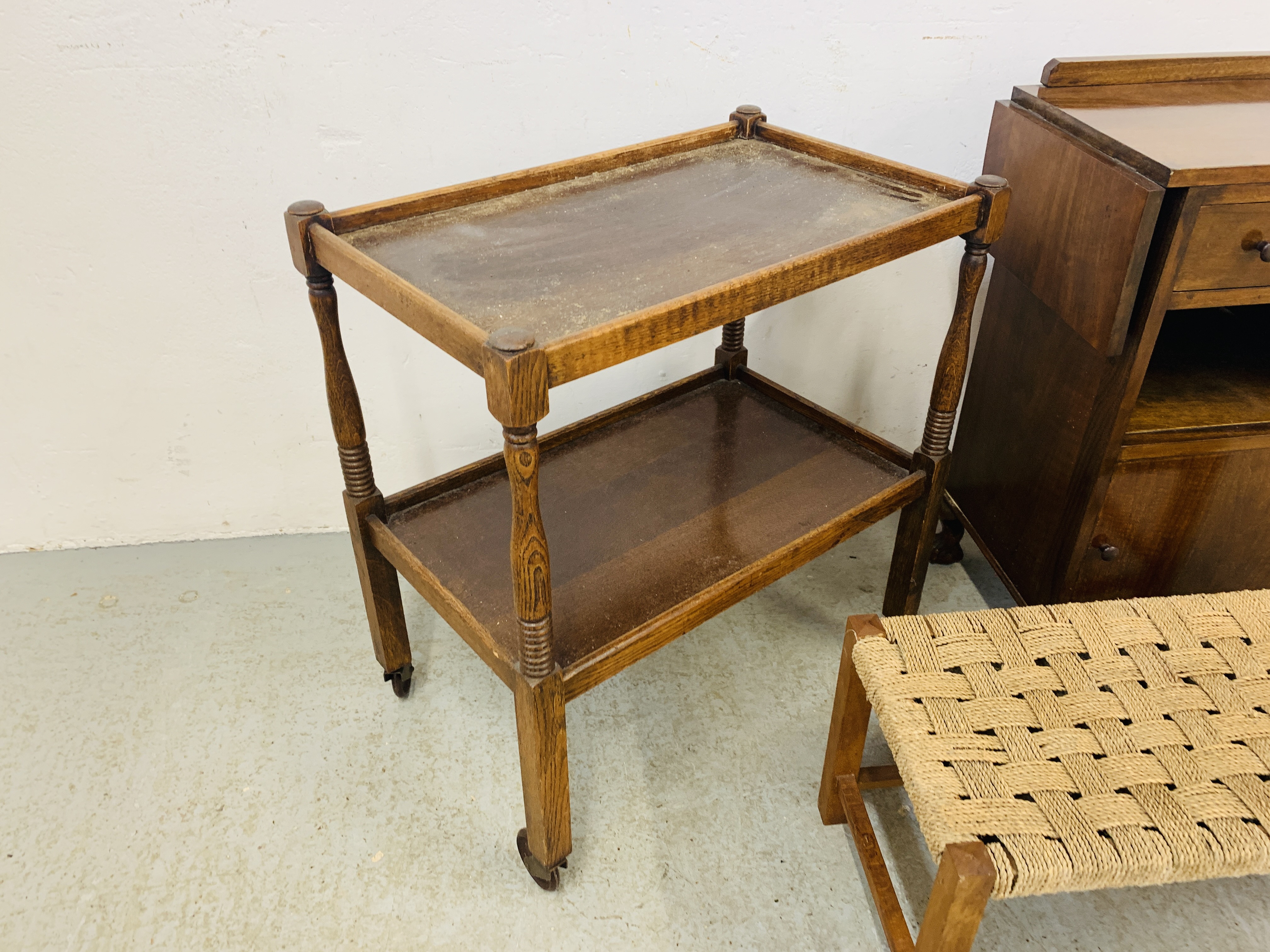 A PERIOD OAK 2 TIER TROLLEY WITH RING TURNED SUPPORTS AND ORIGINAL BROWN PLASTIC CASTORS. L 62CM. - Image 3 of 4