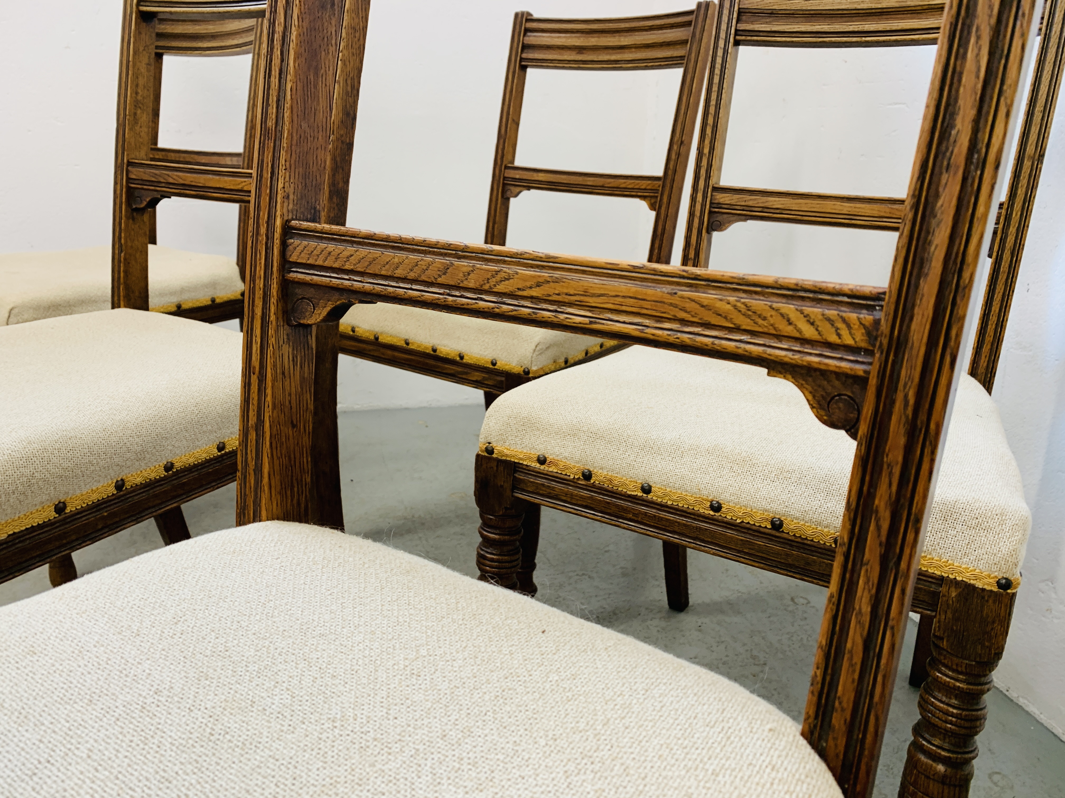 A SET OF 6 OAK FRAMED EDWARDIAN DINING CHAIRS ALONG WITH A SOLID OAK GATELEG DINING TABLE - Image 5 of 20