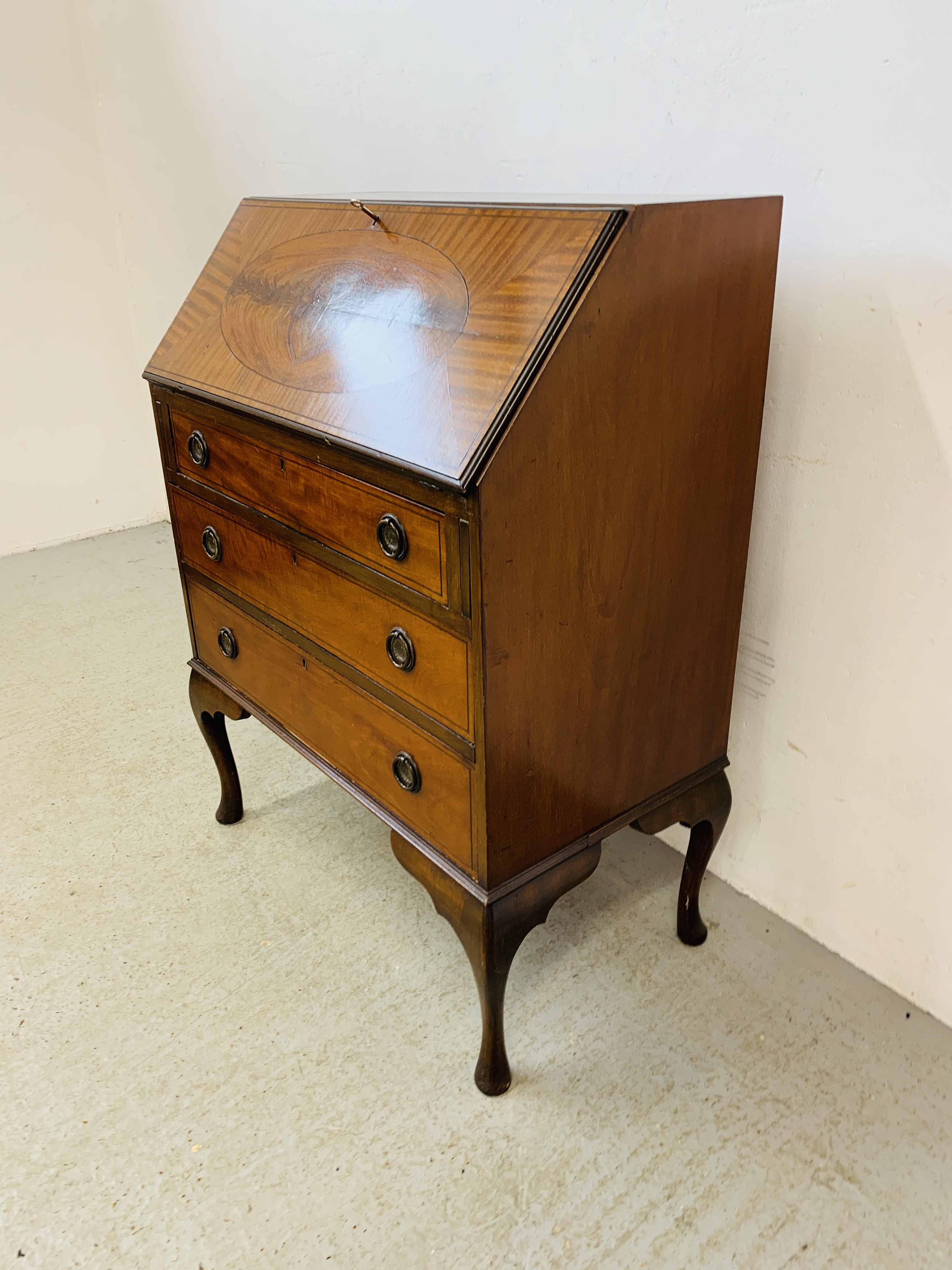 A MAHOGANY FINISH 3 DRAWER BUREAU WITH INLAID DETAIL - Image 2 of 6