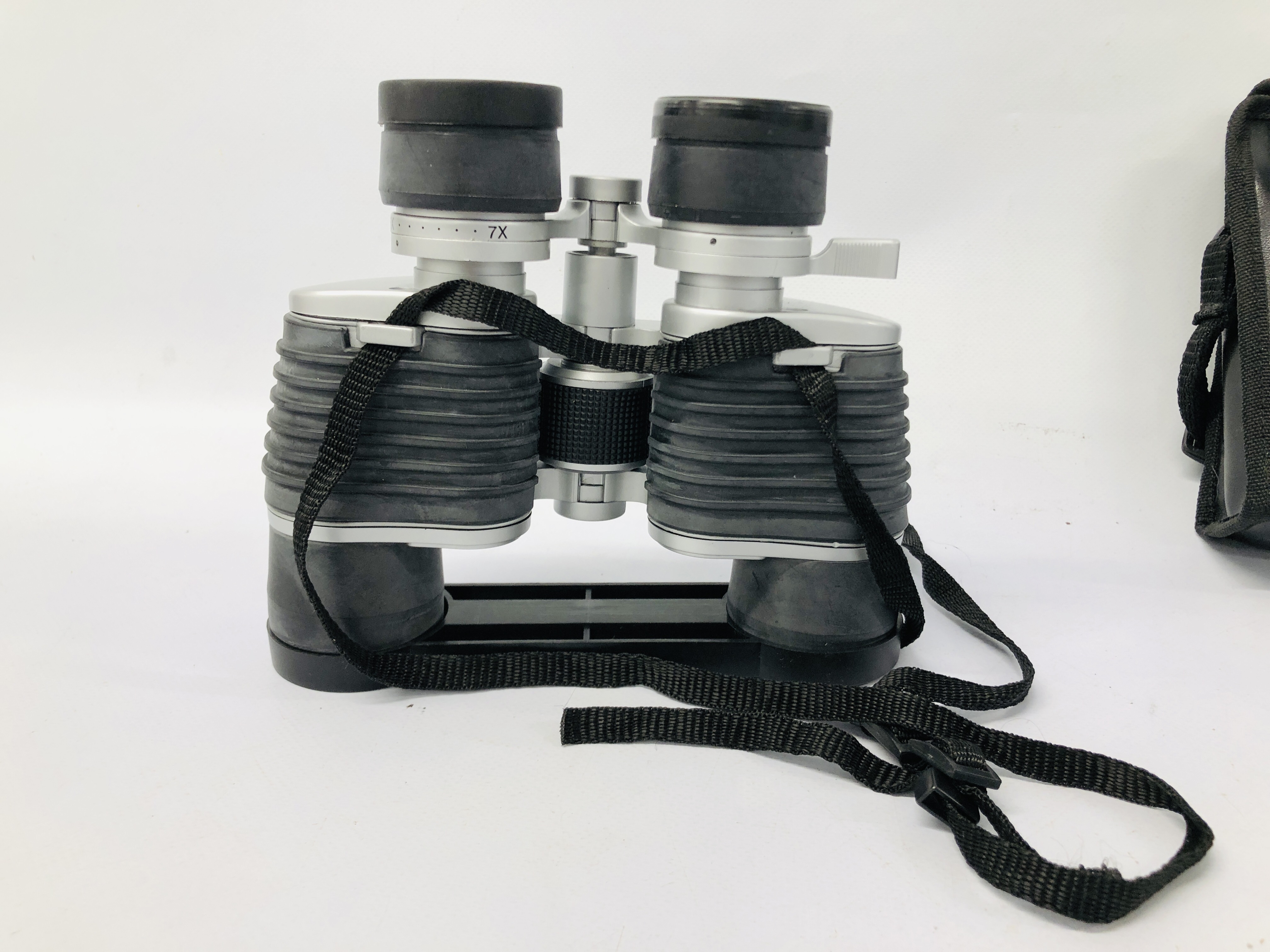 PAIR OF BRESSER 8 X 40 BINOCULARS WITH CASE ALONG WITH A PAIR OF VISTA QUEST BINOCULARS AND CASE - Image 11 of 11