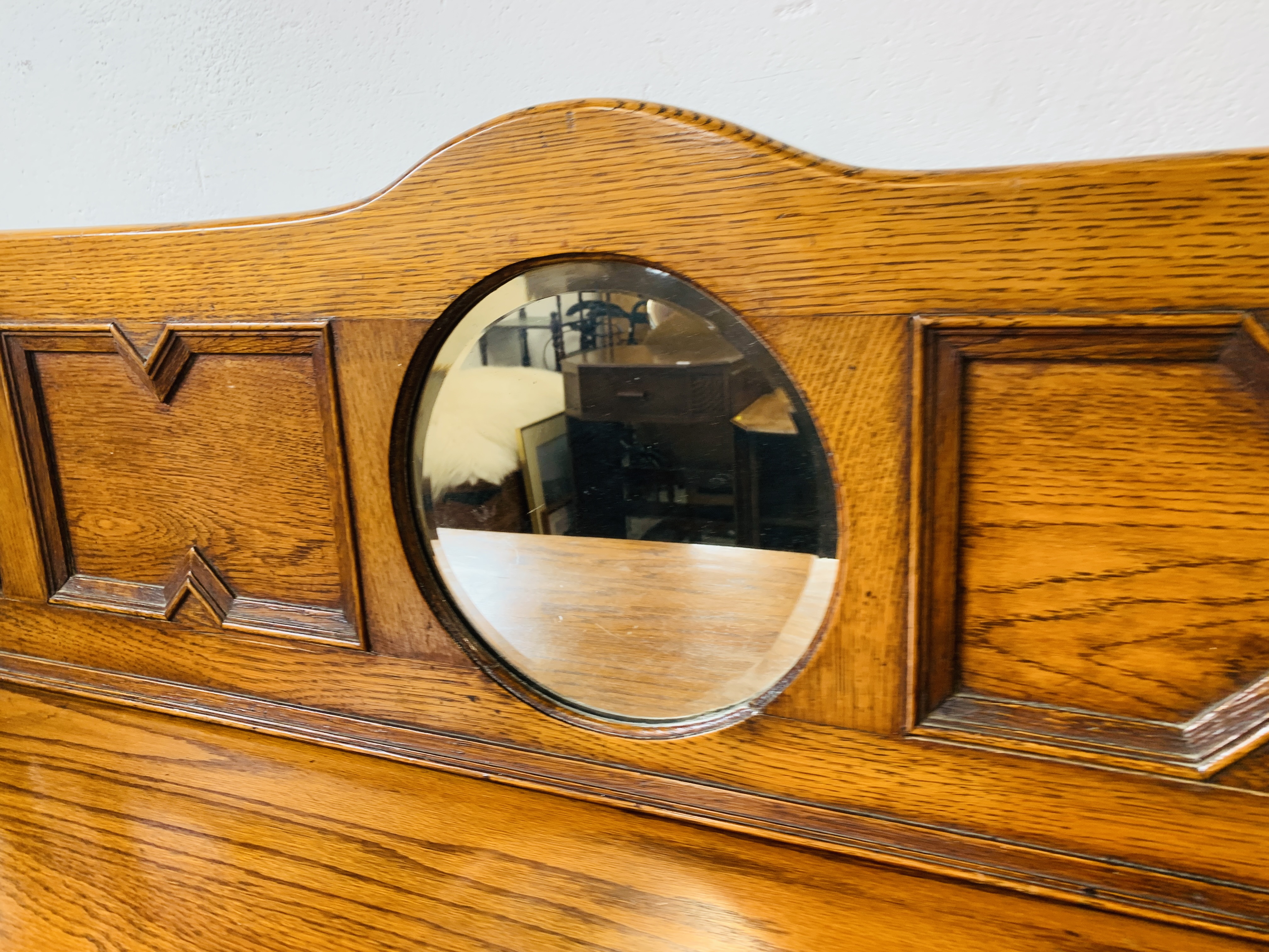 AN OAK 2 DRAWER MIRROR BACK SIDEBOARD ON BARLEY TWIST LEG, - Image 5 of 10