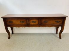 A REPRODUCTION HARDWOOD SERVING TABLE ON FRENCH CABRIOLE LEG WITH SLIDES TO ENDS