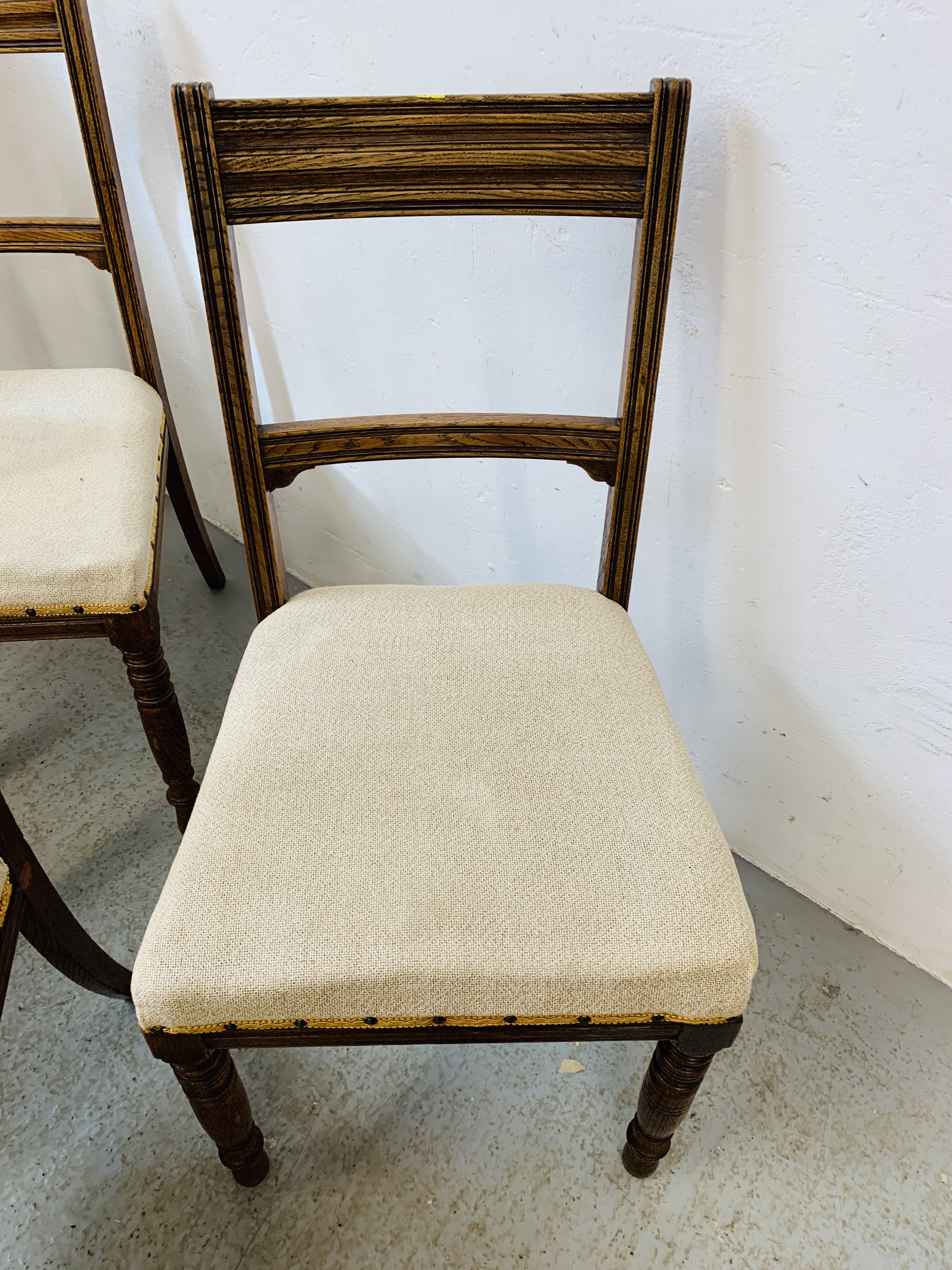 A SET OF 6 OAK FRAMED EDWARDIAN DINING CHAIRS ALONG WITH A SOLID OAK GATELEG DINING TABLE - Image 8 of 20