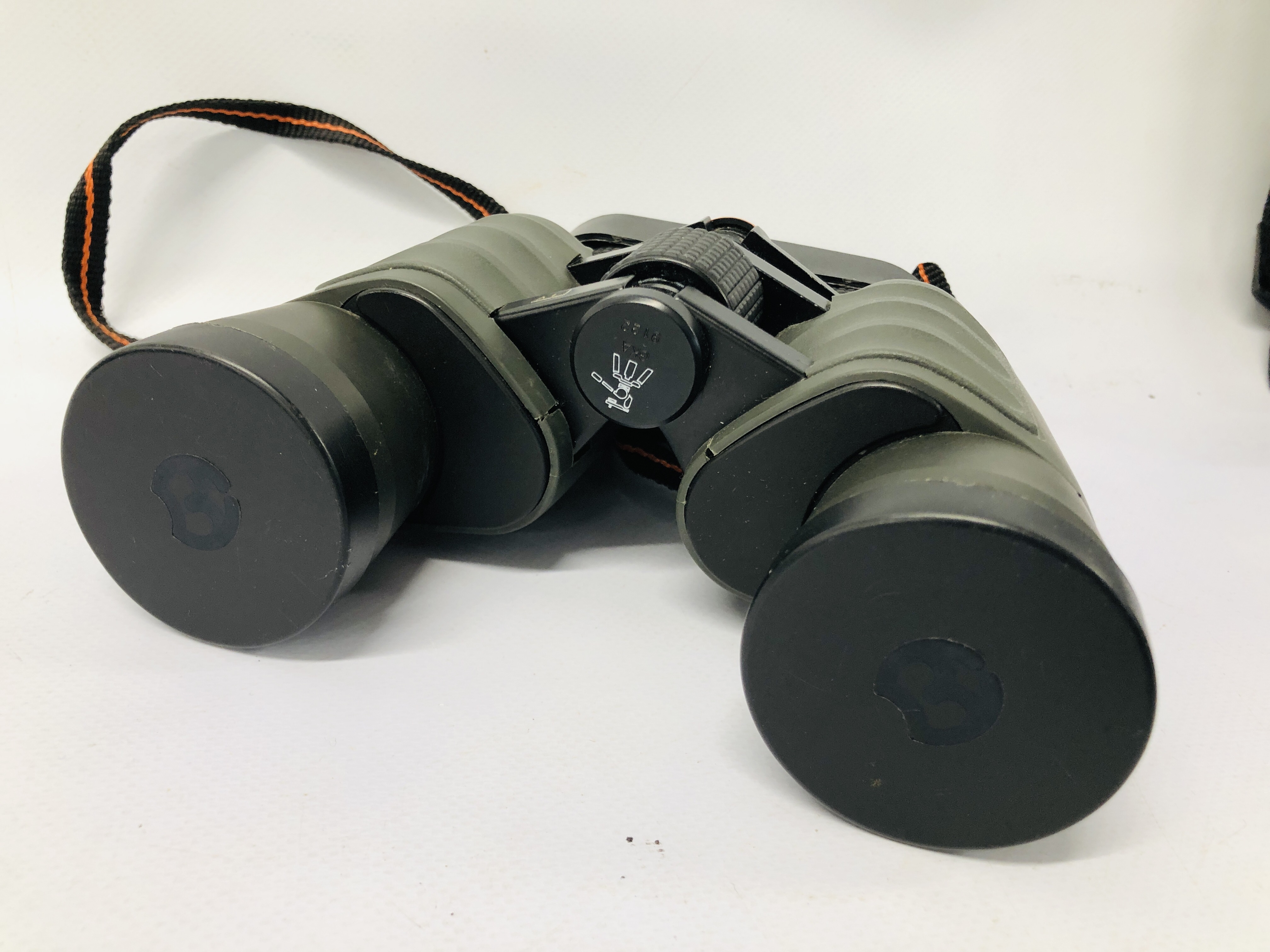 PAIR OF BRESSER 8 X 40 BINOCULARS WITH CASE ALONG WITH A PAIR OF VISTA QUEST BINOCULARS AND CASE - Image 4 of 11