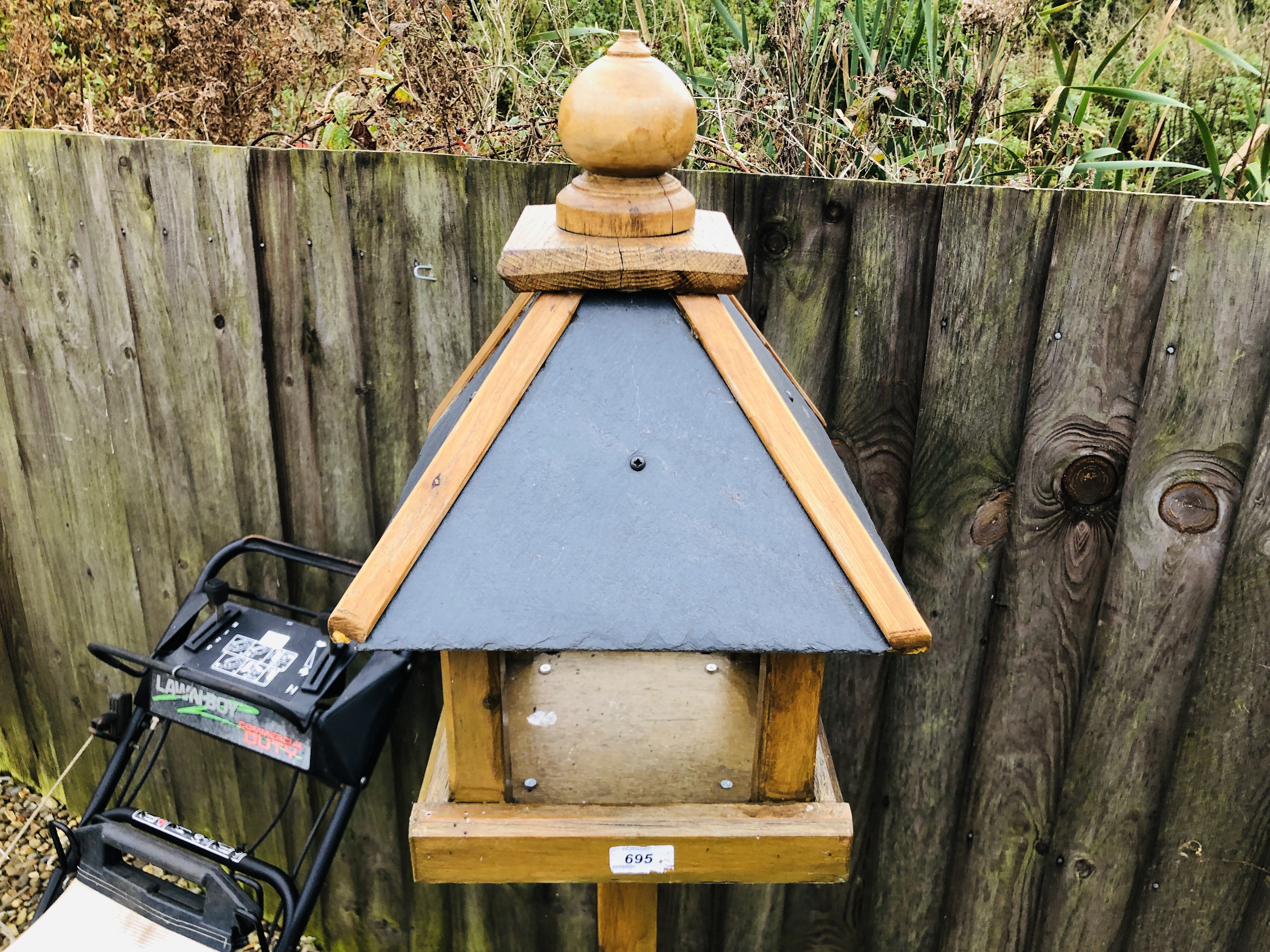 WOODEN SLATE ROOFED BIRD TABLE AND STONEWORK GARDEN OWL ORNAMENT 53CM - Image 3 of 6