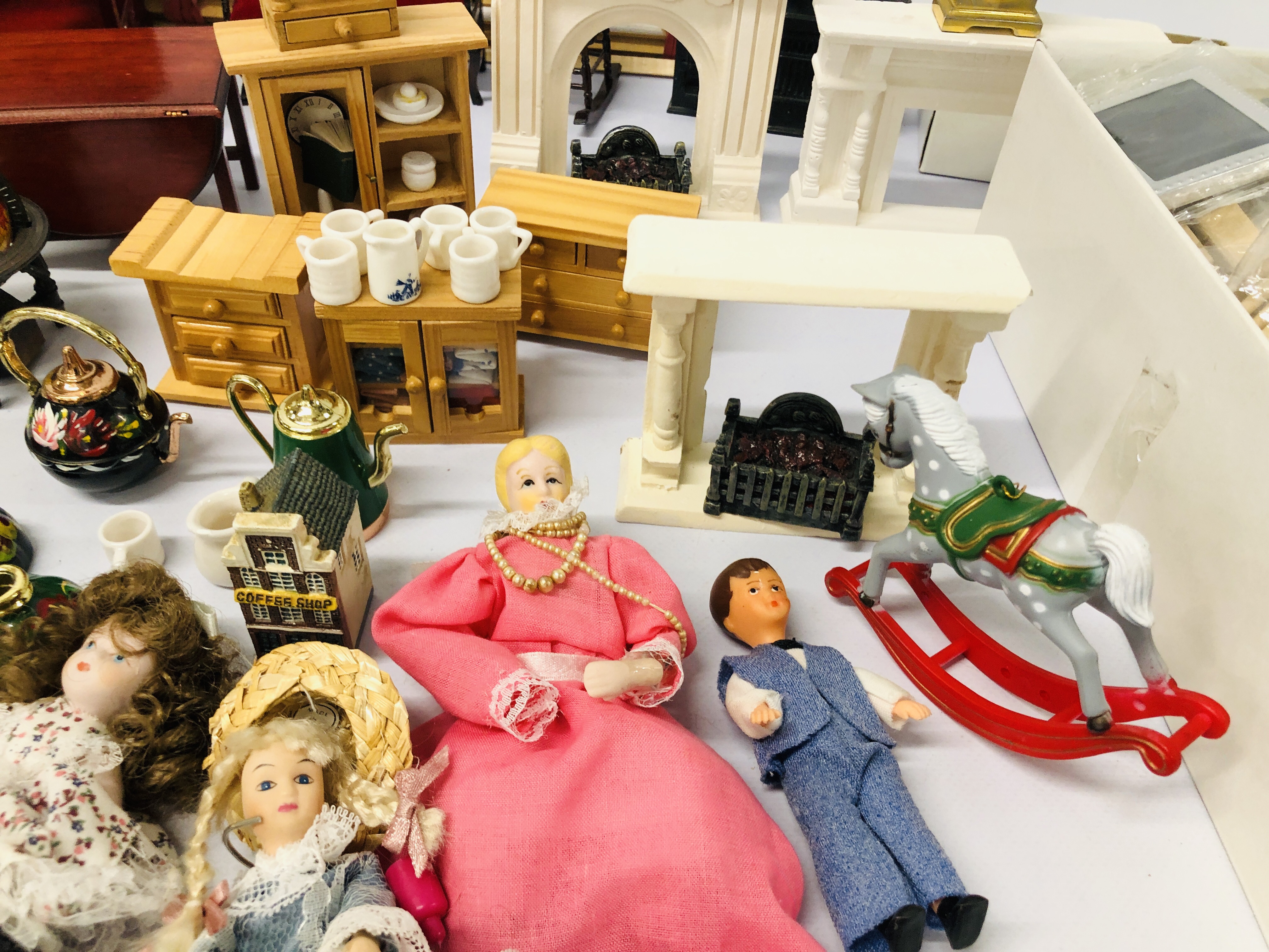 A LARGE PLASTIC BOX CONTAINING EXTENSIVE COLLECTION OF DOLLS HOUSE FURNITURE - Image 8 of 13