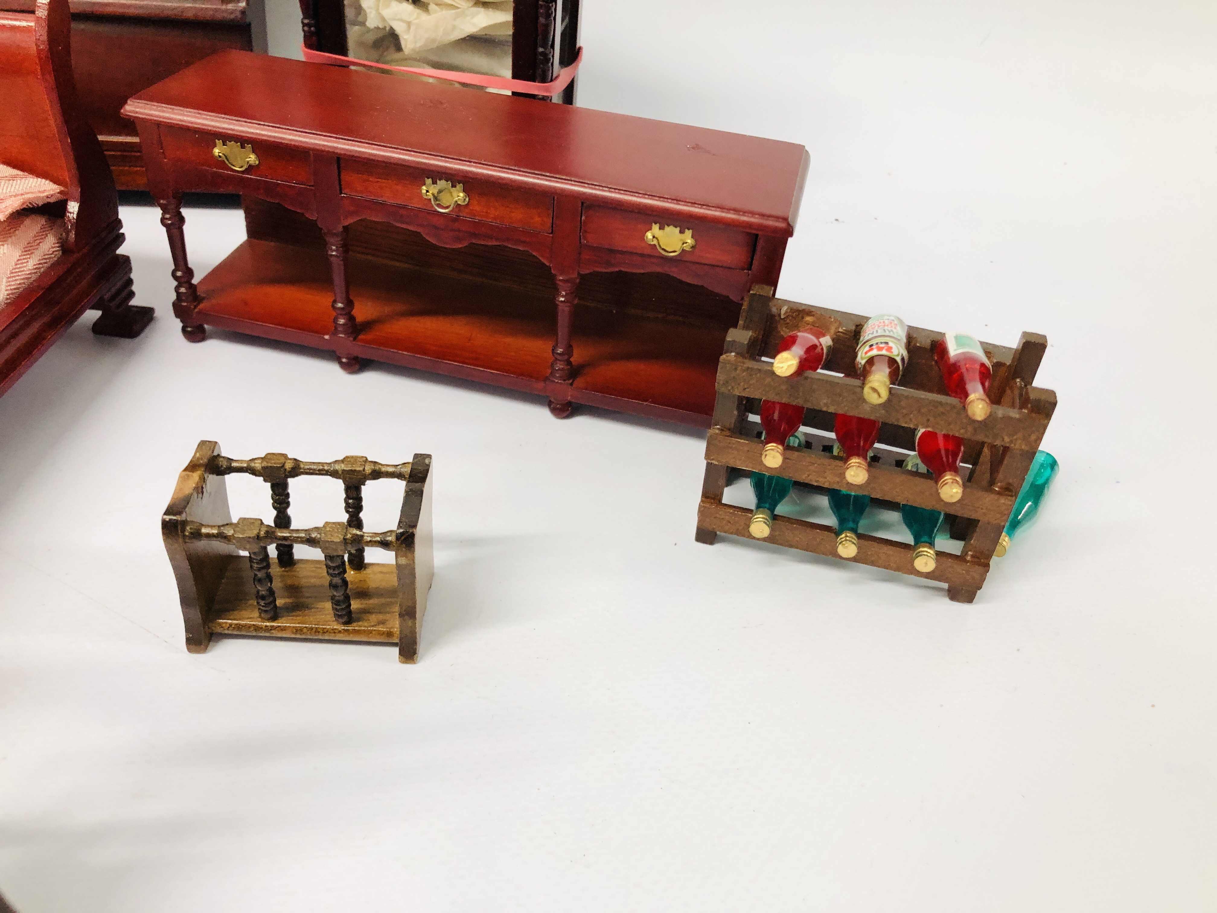 A LARGE PLASTIC BOX CONTAINING EXTENSIVE COLLECTION OF DOLLS HOUSE FURNITURE - Image 3 of 13