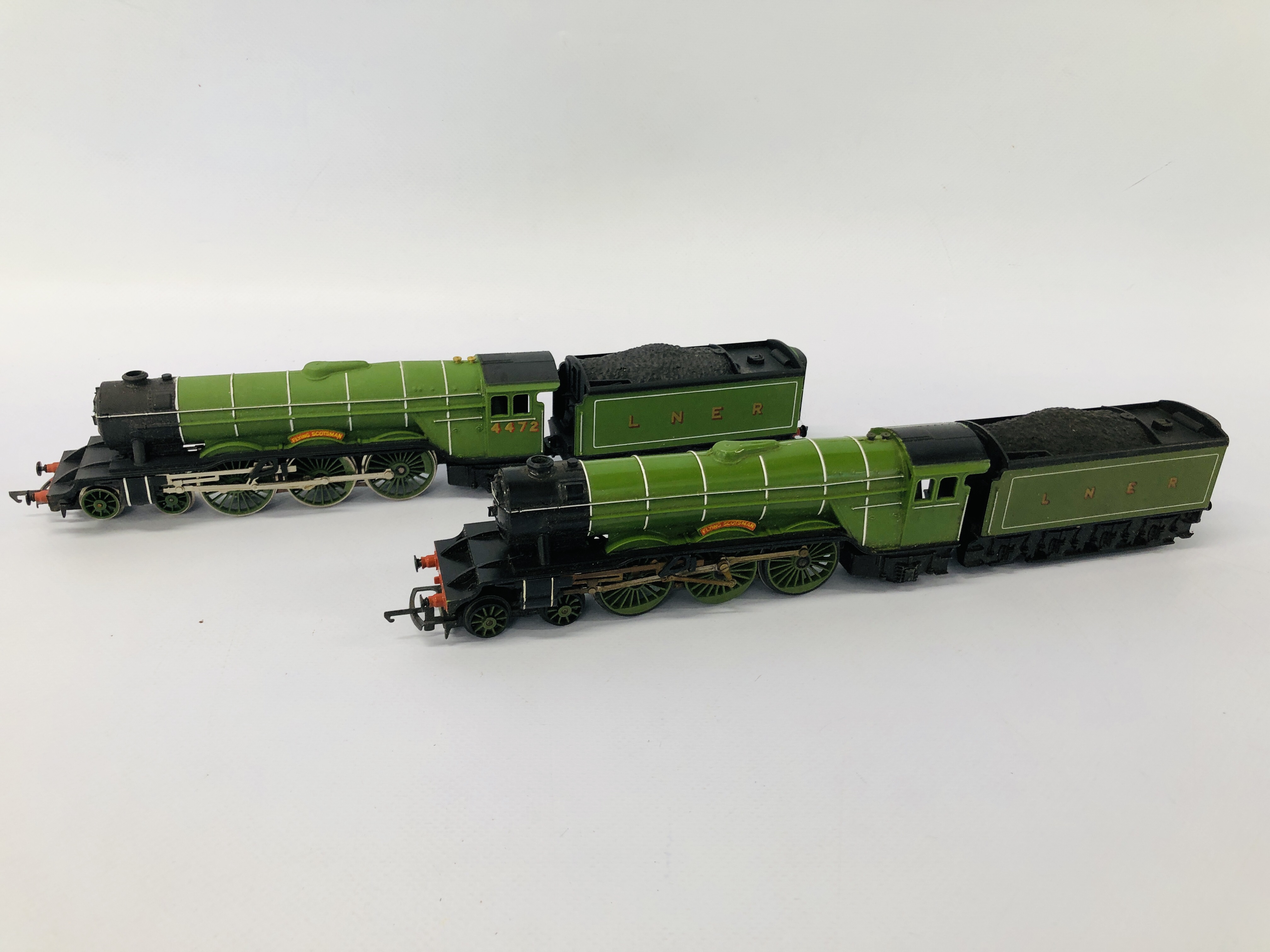 2 X HORNBY 00 GAUGE FLYING SCOTSMAN LOCOMOTIVES AND TENDERS