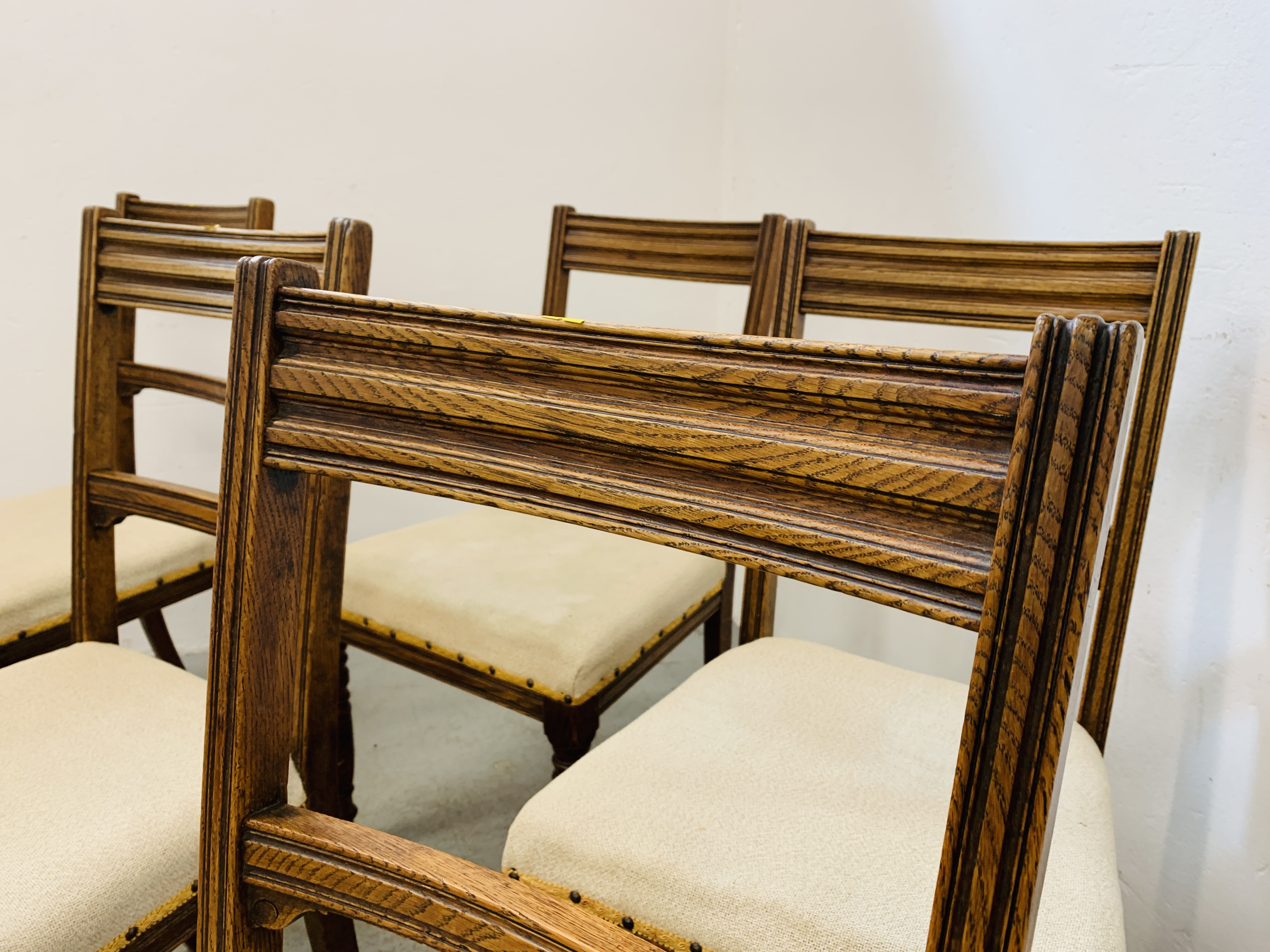 A SET OF 6 OAK FRAMED EDWARDIAN DINING CHAIRS ALONG WITH A SOLID OAK GATELEG DINING TABLE - Image 4 of 20