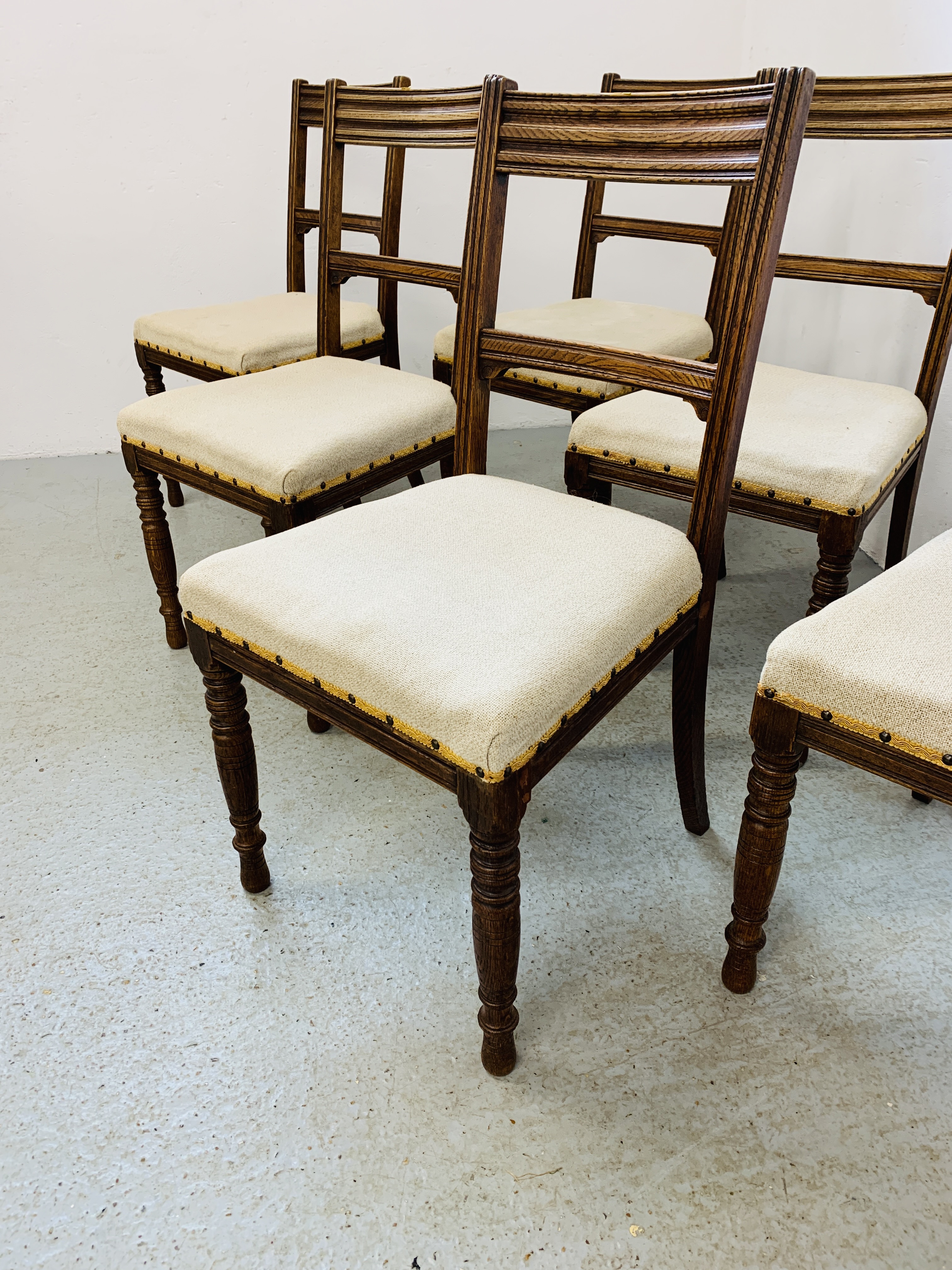 A SET OF 6 OAK FRAMED EDWARDIAN DINING CHAIRS ALONG WITH A SOLID OAK GATELEG DINING TABLE - Image 2 of 20