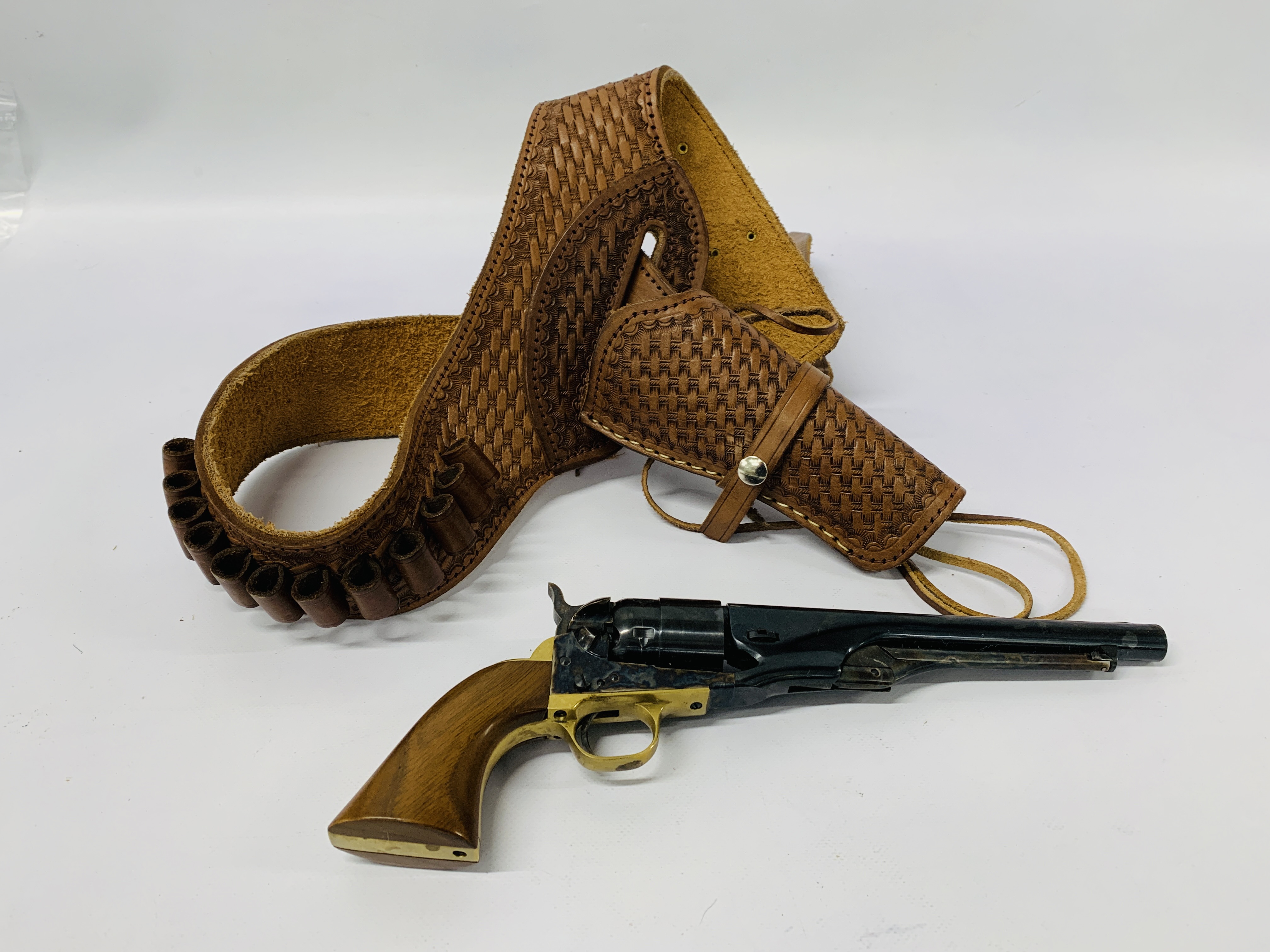 A REPLICA WESTERN STYLE REVOLVER IN TAN LEATHER BELT HOLSTER - COLLECTION IN PERSON ONLY