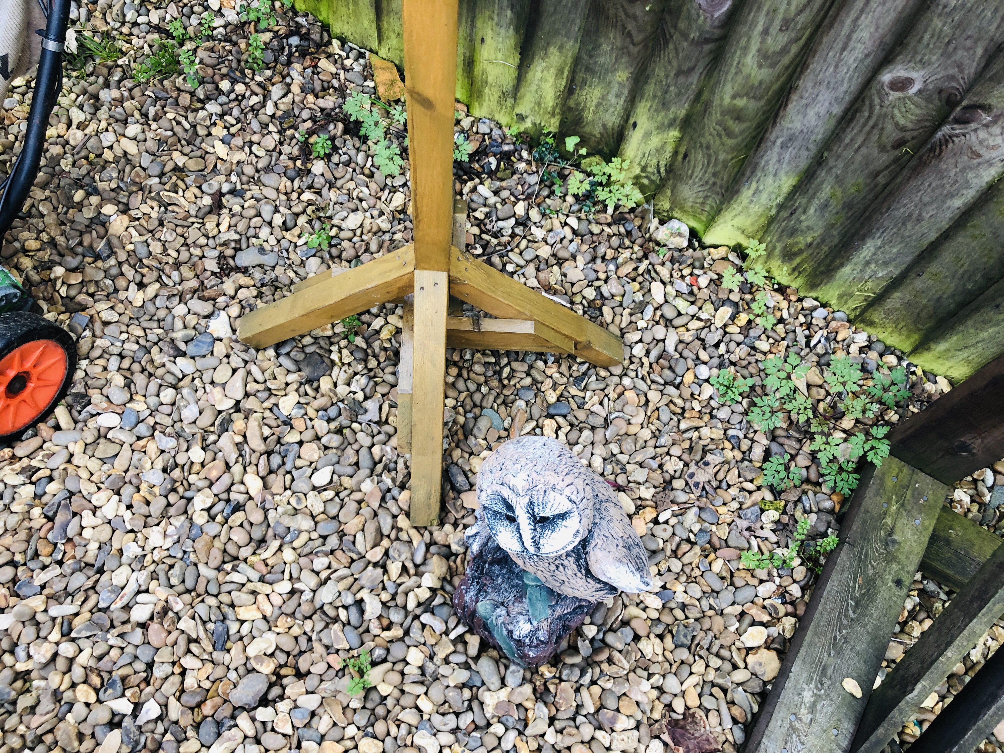 WOODEN SLATE ROOFED BIRD TABLE AND STONEWORK GARDEN OWL ORNAMENT 53CM - Image 4 of 6