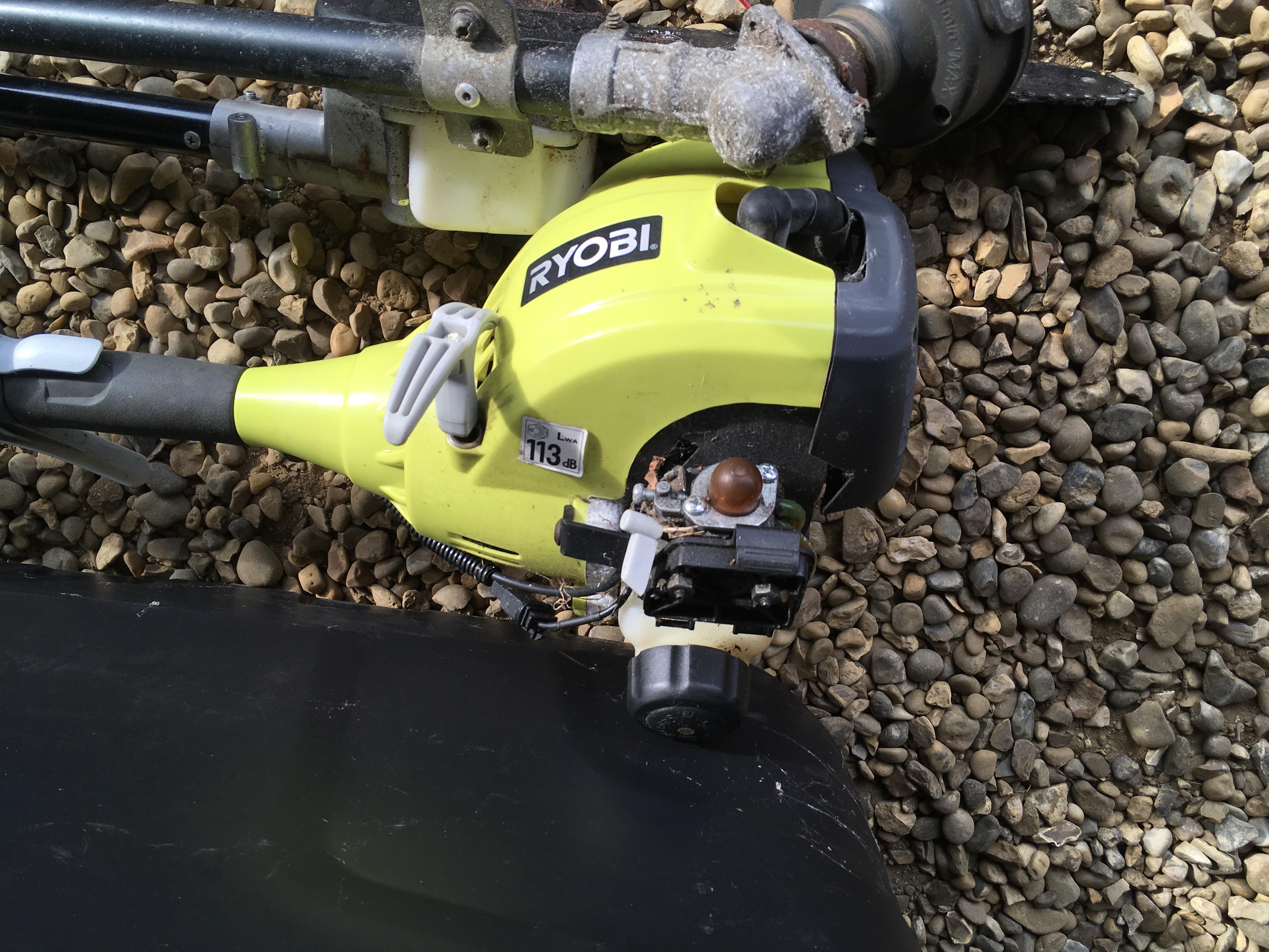 A HALFORDS 2 TONNE HYDRAULIC TROLLEY JACK (LIFTING FOOT MISSING), AN ENGINEERS BENCH VICE, - Image 4 of 5