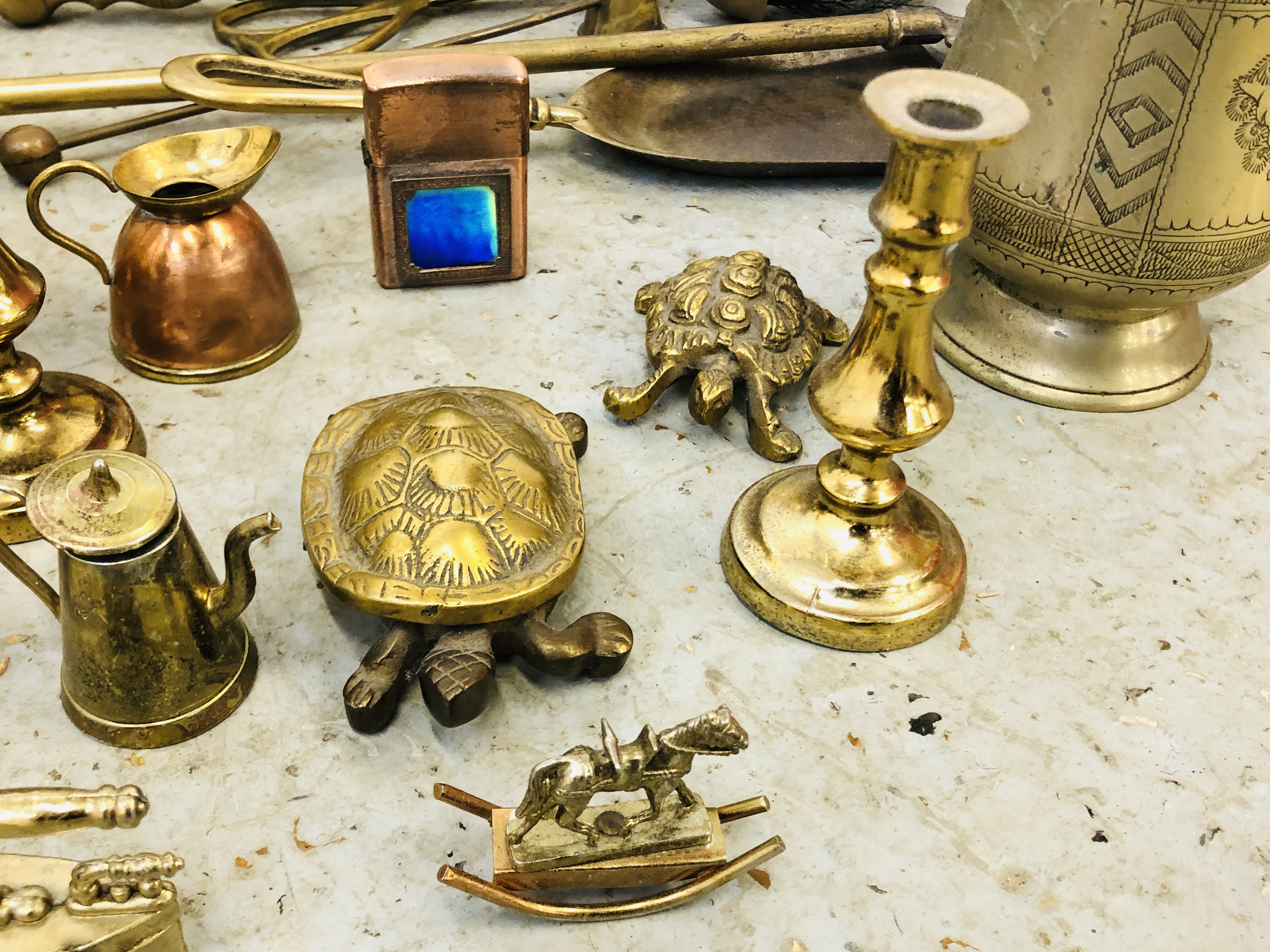 QUANTITY OF BRASS TO INCLUDE FIRE GUARD, COAL BUCKET, FIRE UTENSILS, MINIATURE TORTOISE ETC. - Image 3 of 13