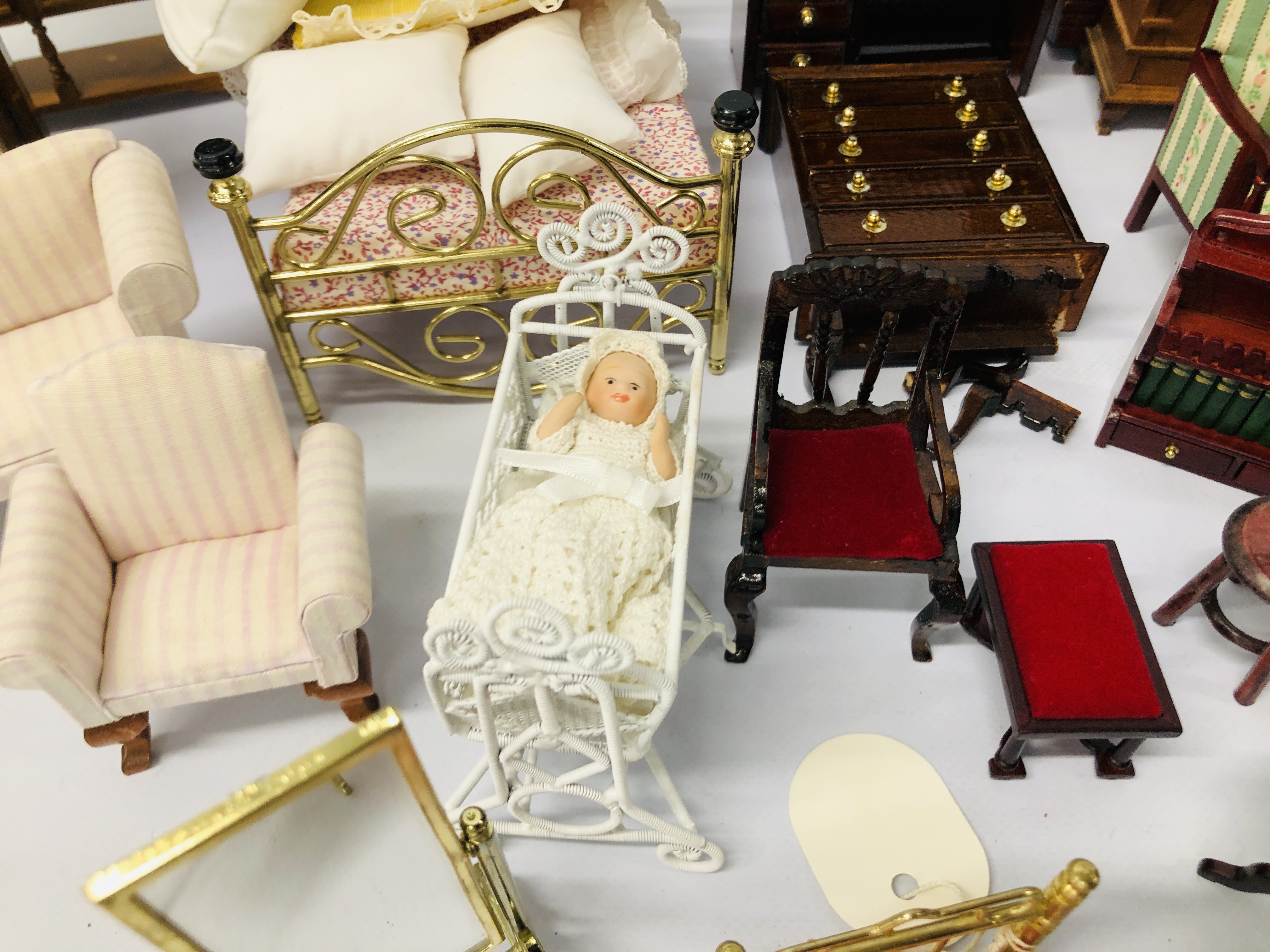 A LARGE PLASTIC BOX CONTAINING EXTENSIVE COLLECTION OF DOLLS HOUSE FURNITURE - Image 7 of 13