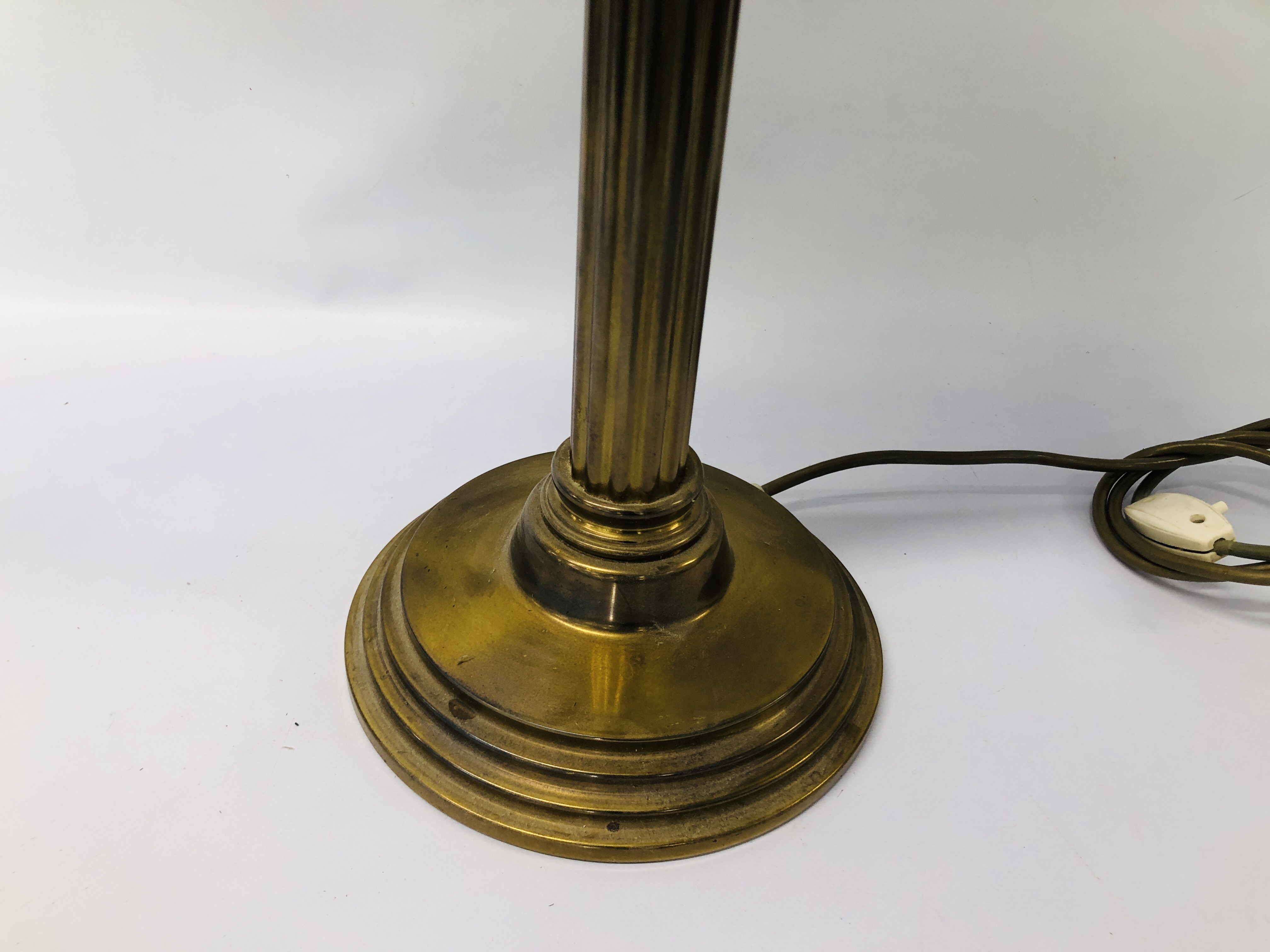 TRADITIONAL STYLE BRASSED CORINTHIAN COLUMN DESIGN TABLE LAMP ELECTRIFIED - SOLD AS SEEN - Image 6 of 9