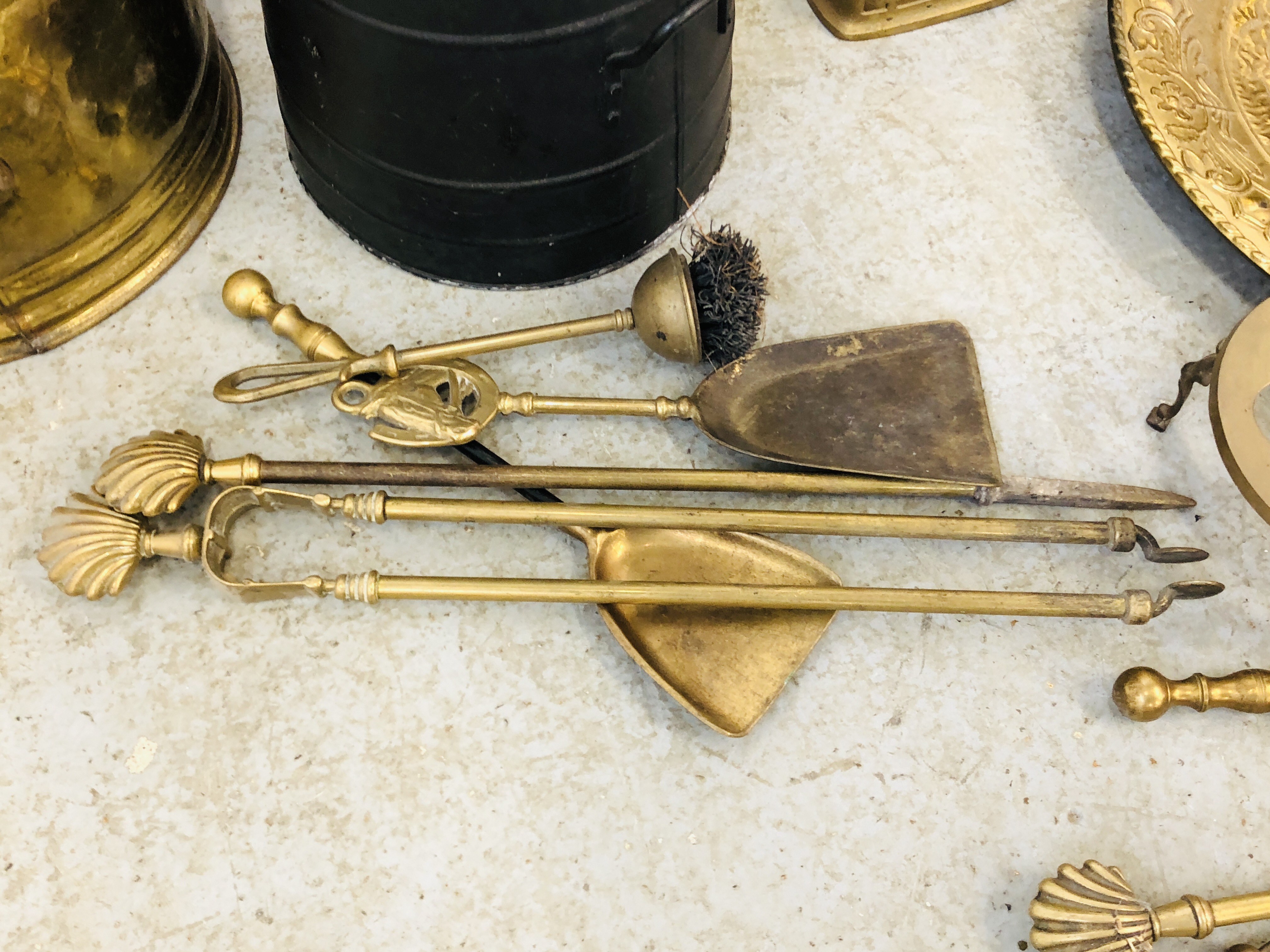 QUANTITY OF BRASS TO INCLUDE FIRE GUARD, COAL BUCKET, FIRE UTENSILS, MINIATURE TORTOISE ETC. - Image 4 of 13