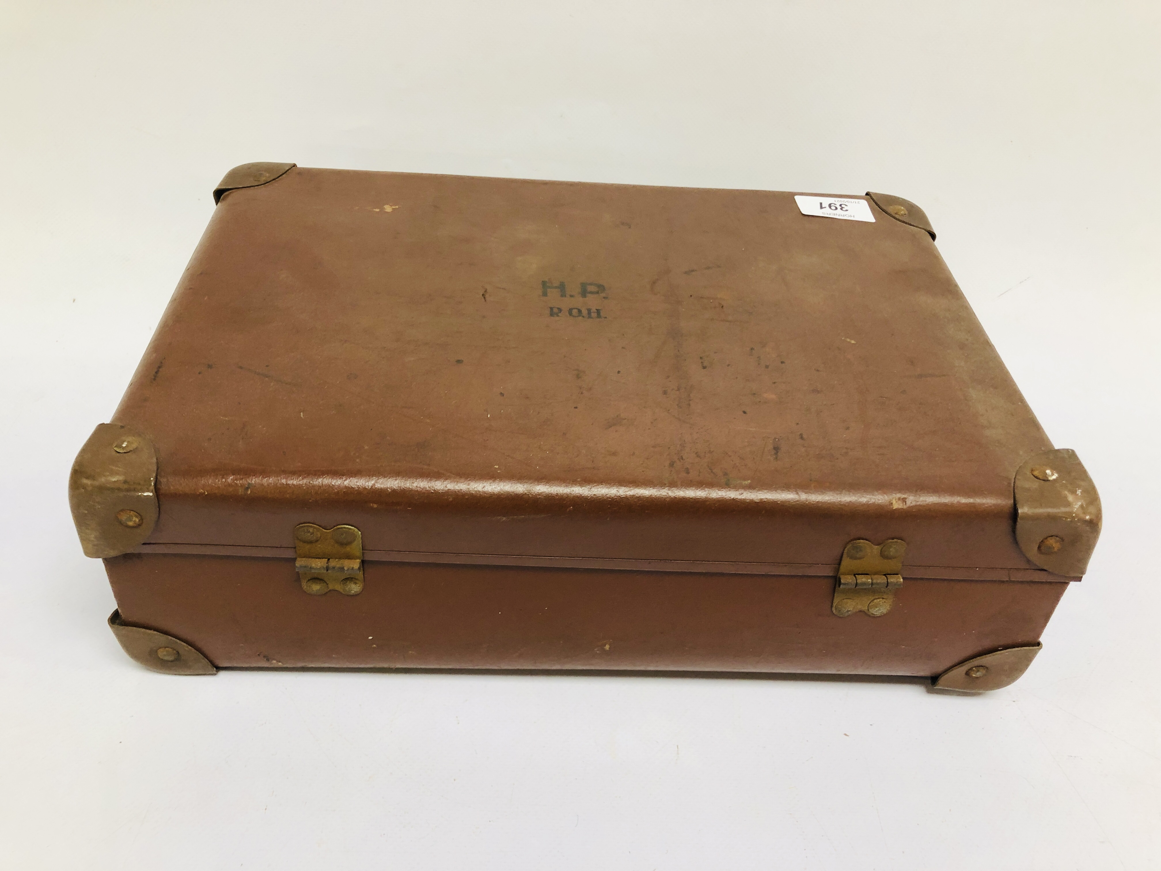 A VINTAGE CASE CONTAINING A COLLECTION OF MASONIC REGALIA TO INCLUDE SASHES, MEDALS, PAPERWORK, - Image 10 of 10