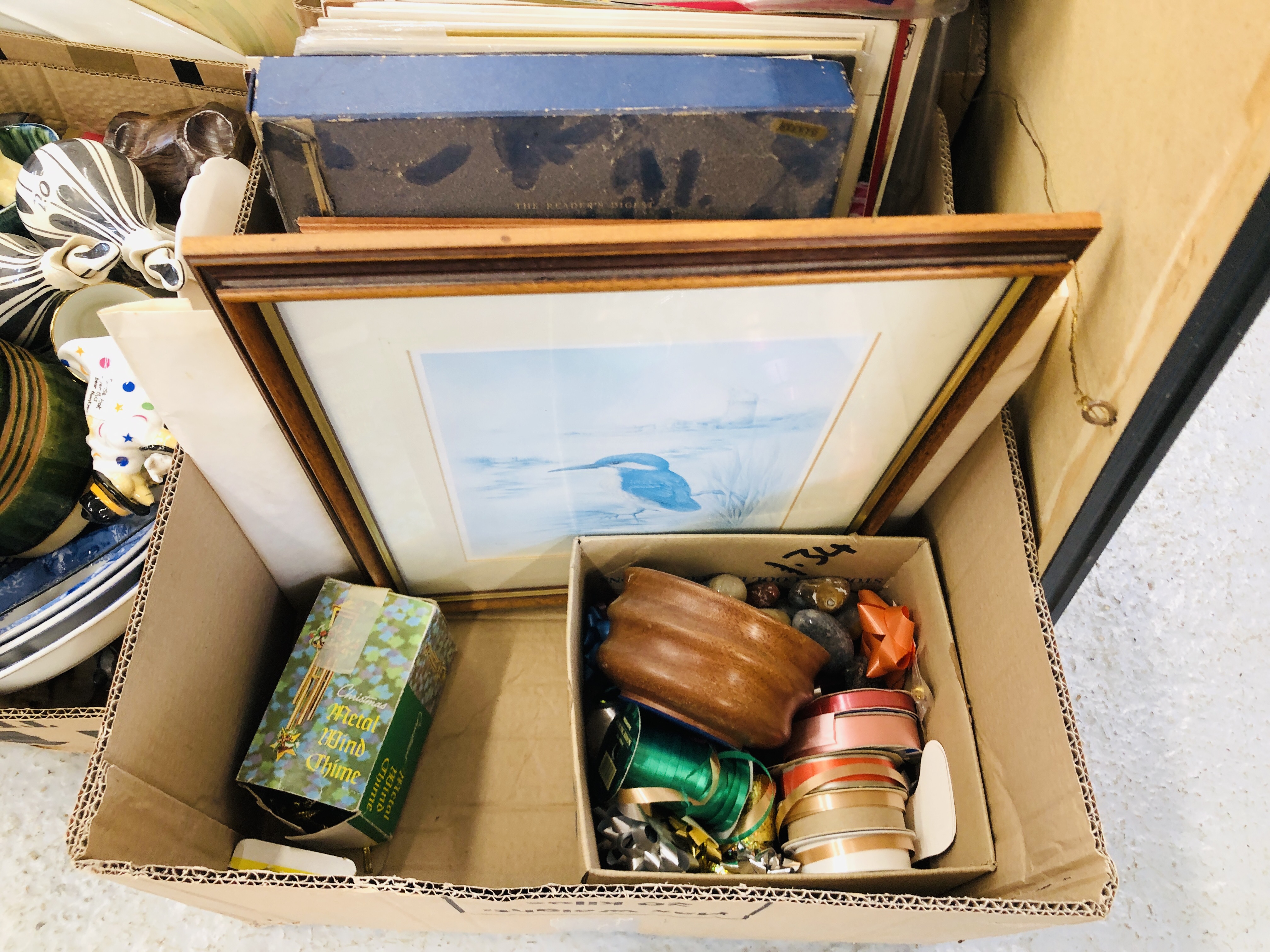 10 X BOXES ASSORTED HOMEWARES TO INCLUDE BOOKS, DECORATIVE GLASS & CHINA, RECORDS, FRAMED PRINTS, - Image 8 of 14
