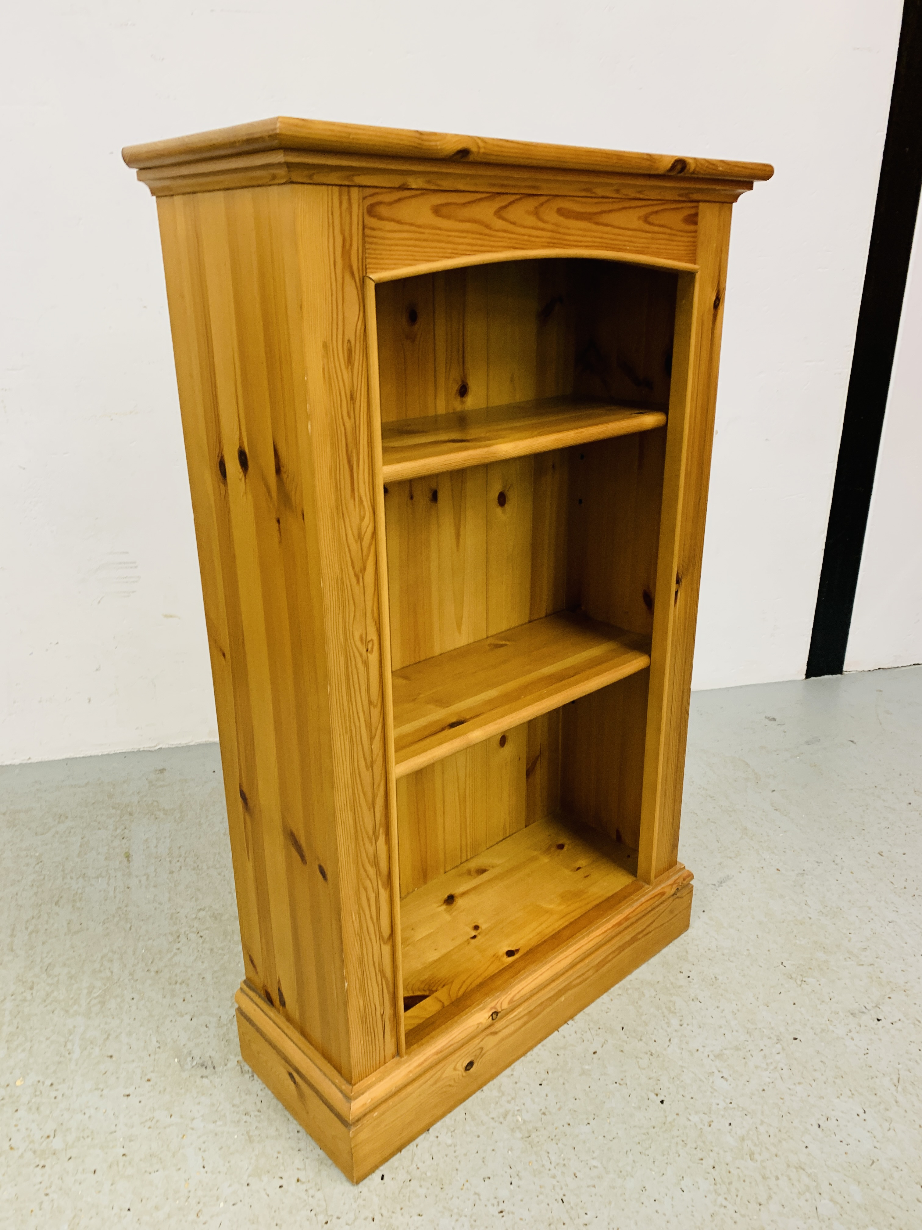 A SOLID HONEY PINE BOOKSHELF WITH TONGUE AND GROOVE BOARDED BACK - W 66CM. D 26CM. H 107CM. - Image 5 of 5