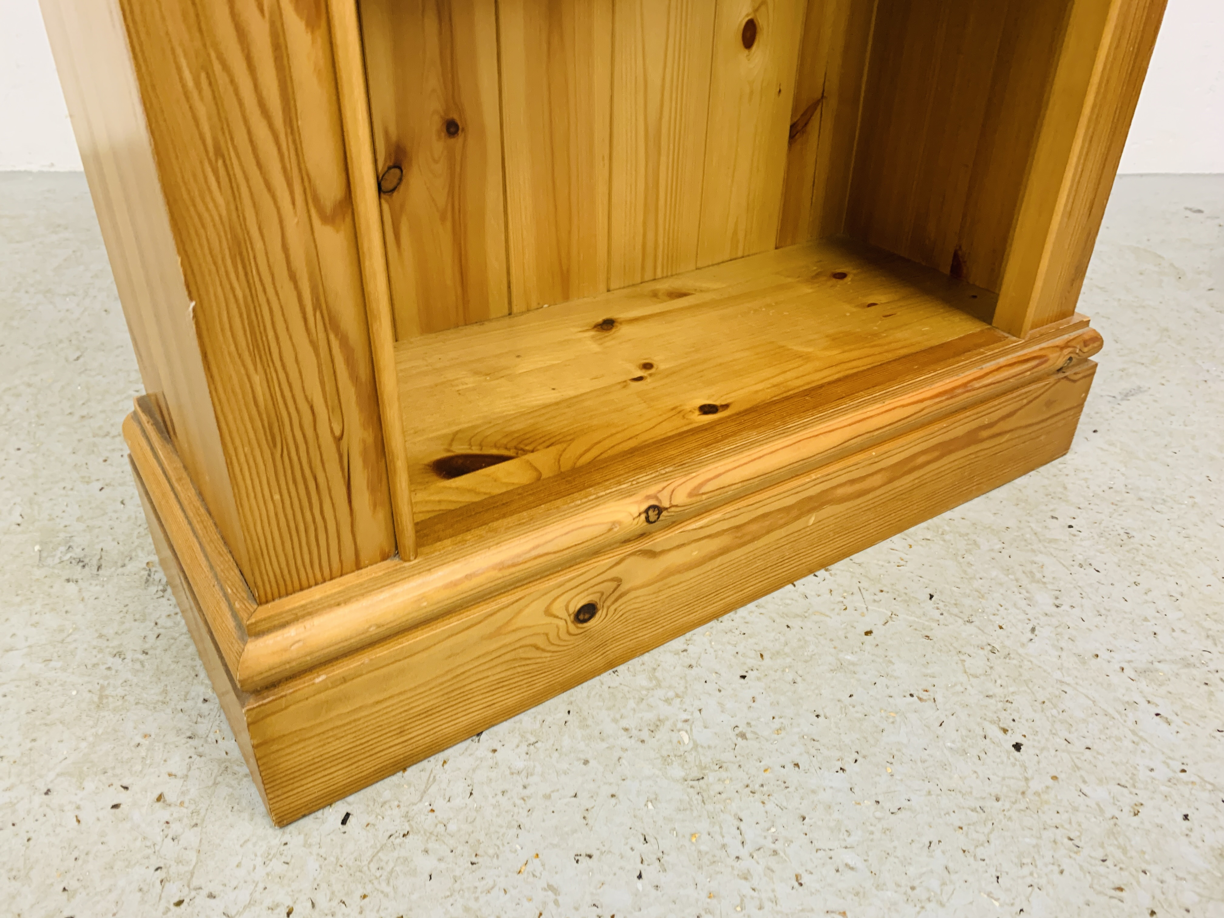 A SOLID HONEY PINE BOOKSHELF WITH TONGUE AND GROOVE BOARDED BACK - W 66CM. D 26CM. H 107CM. - Image 4 of 5