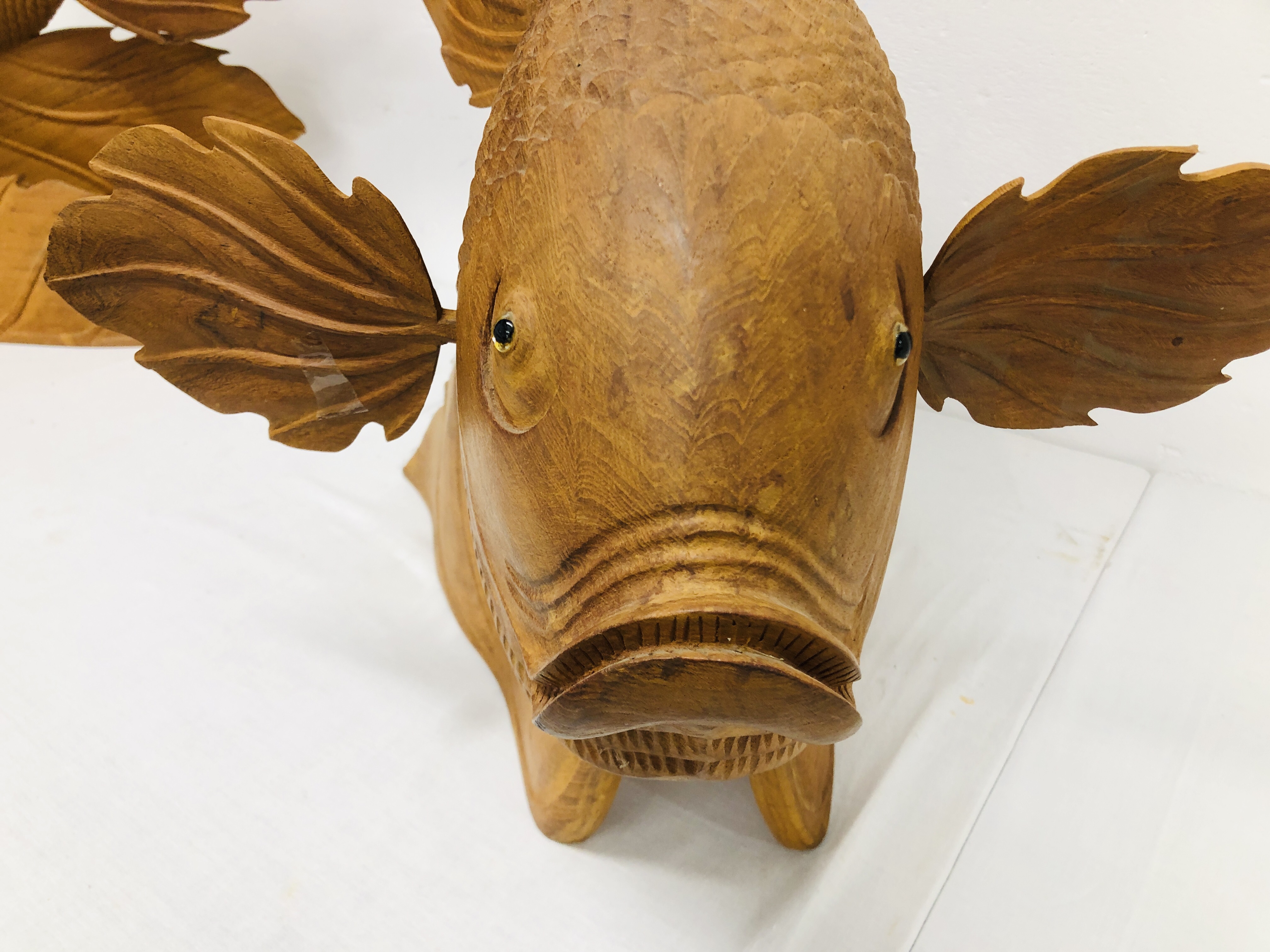 2 X LARGE CARVED TEAK WOOD FISH ORNAMENTS - EACH HEIGHT 58CM. LENGTH 65CM. - Image 7 of 10