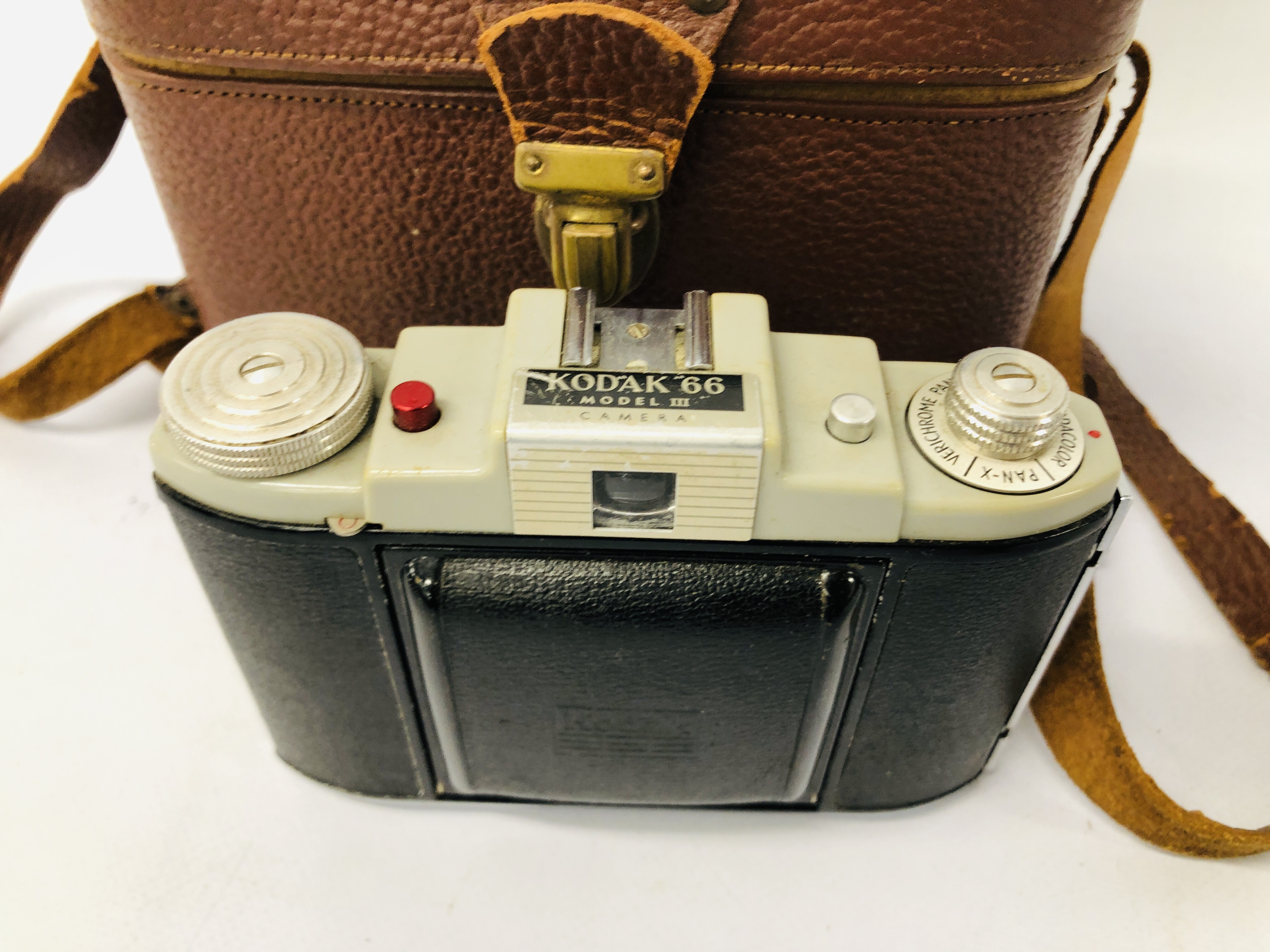 VINTAGE KODAK 66 MODEL III CAMERA IN FITTED CASE, WITH ACCESSORIES ALONG WITH A PAIR OF VINTAGE "L. - Image 7 of 9