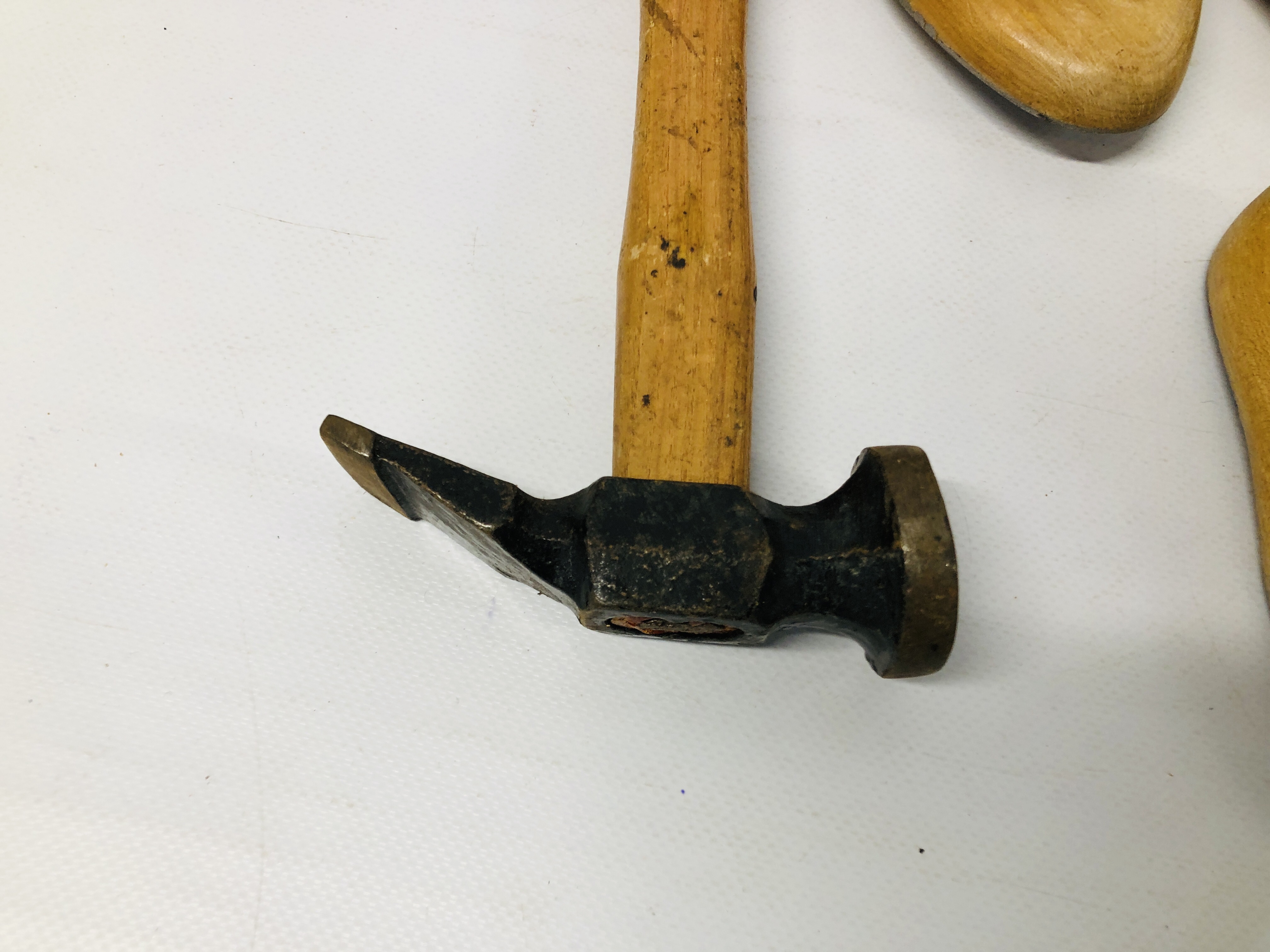 BOX OF ASSORTED VINTAGE METAL AND WOODEN SHOE LASTS ALONG WITH A BAG OF VINTAGE COBBLERS TOOLS ETC. - Image 4 of 9