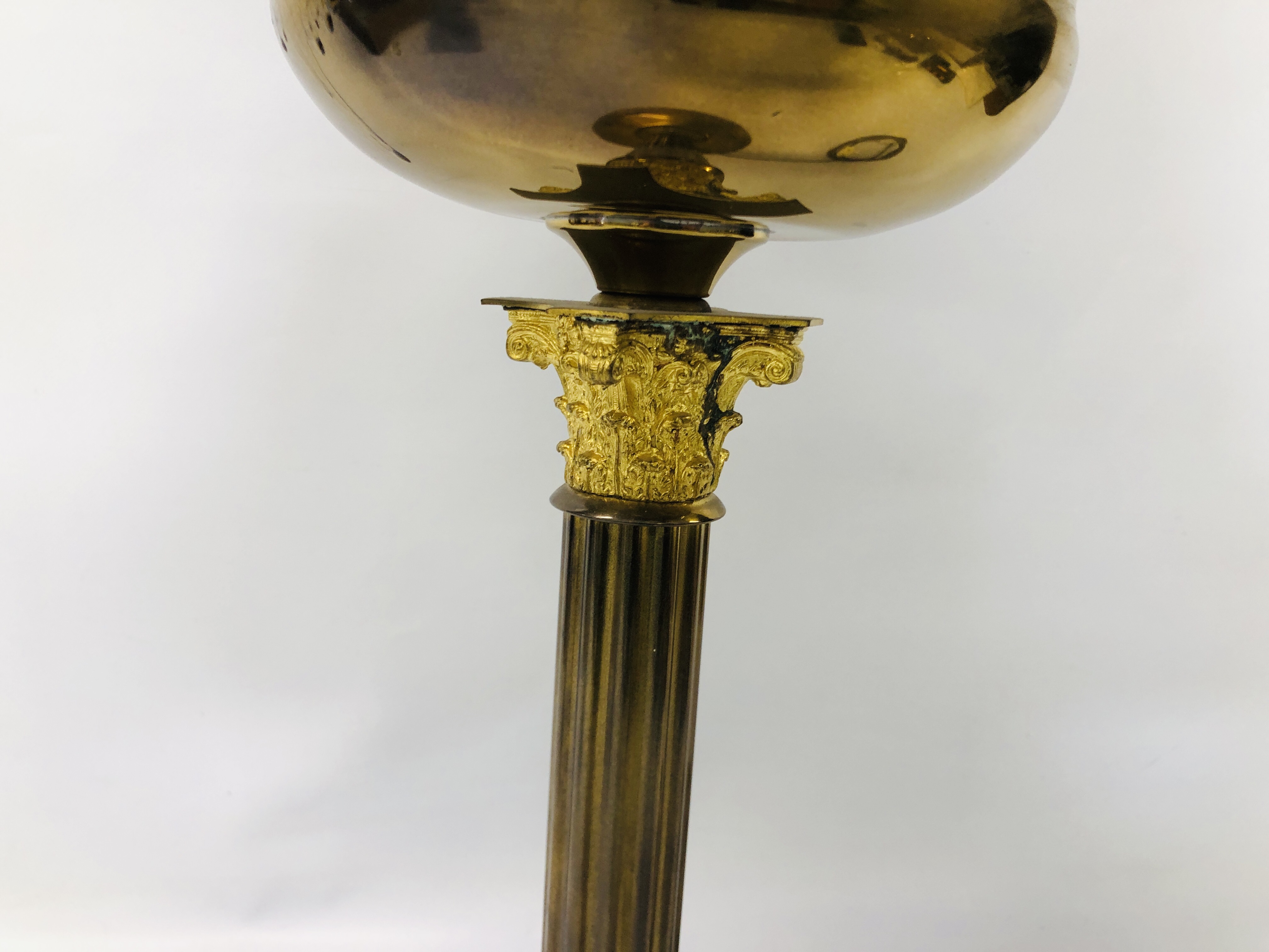 TRADITIONAL STYLE BRASSED CORINTHIAN COLUMN DESIGN TABLE LAMP ELECTRIFIED - SOLD AS SEEN - Image 5 of 9