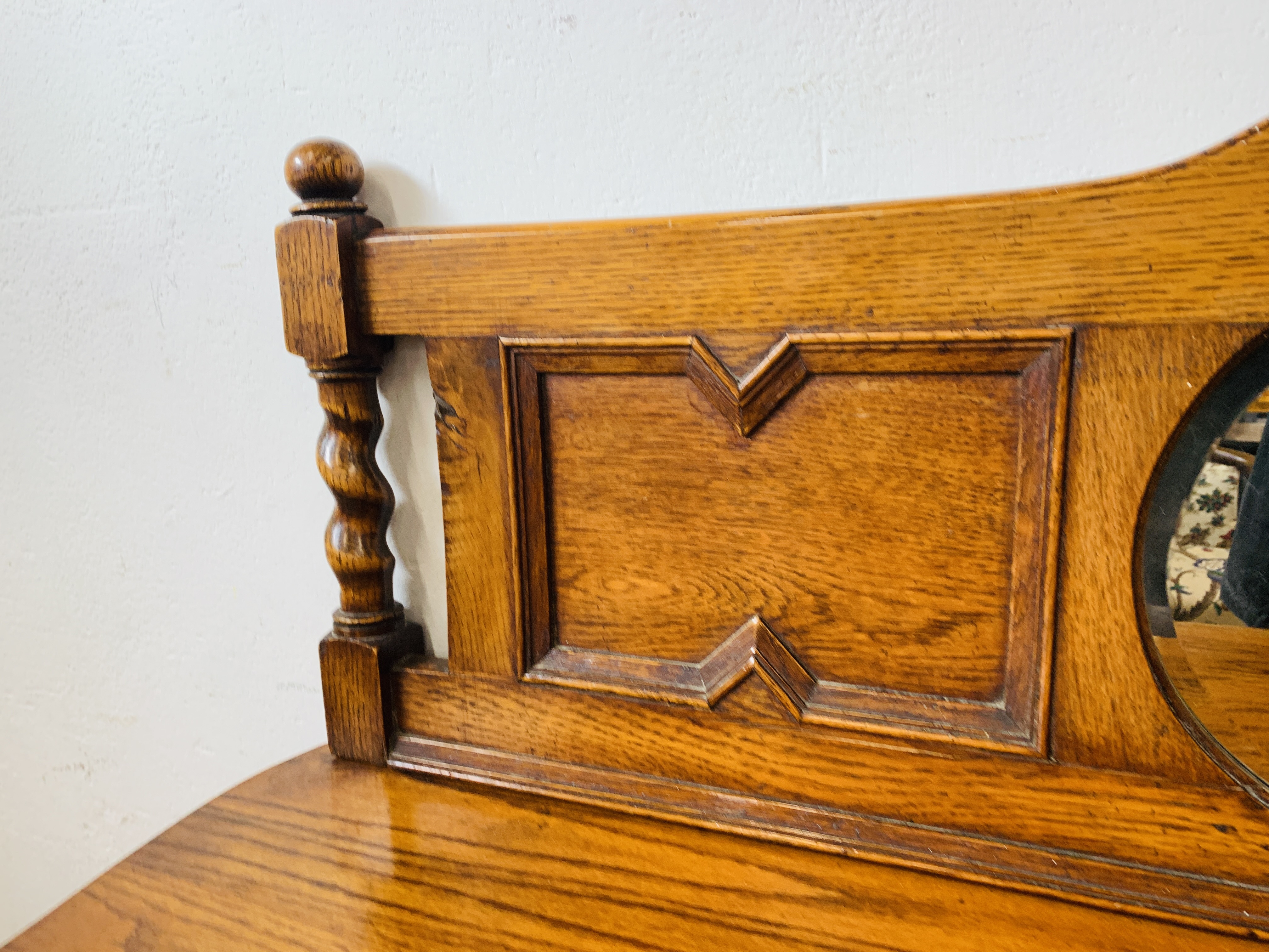 AN OAK 2 DRAWER MIRROR BACK SIDEBOARD ON BARLEY TWIST LEG, - Image 6 of 10