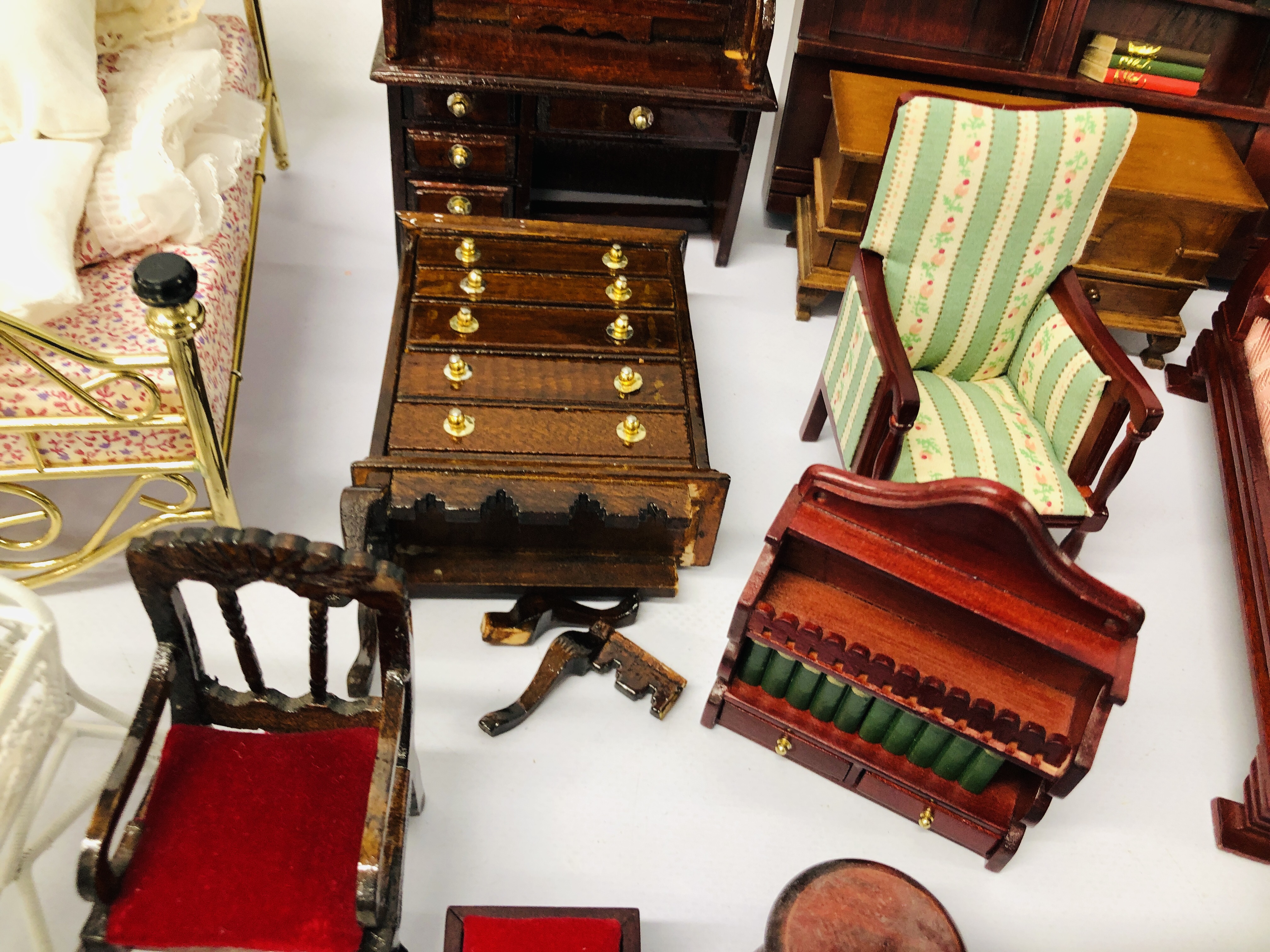 A LARGE PLASTIC BOX CONTAINING EXTENSIVE COLLECTION OF DOLLS HOUSE FURNITURE - Image 12 of 13