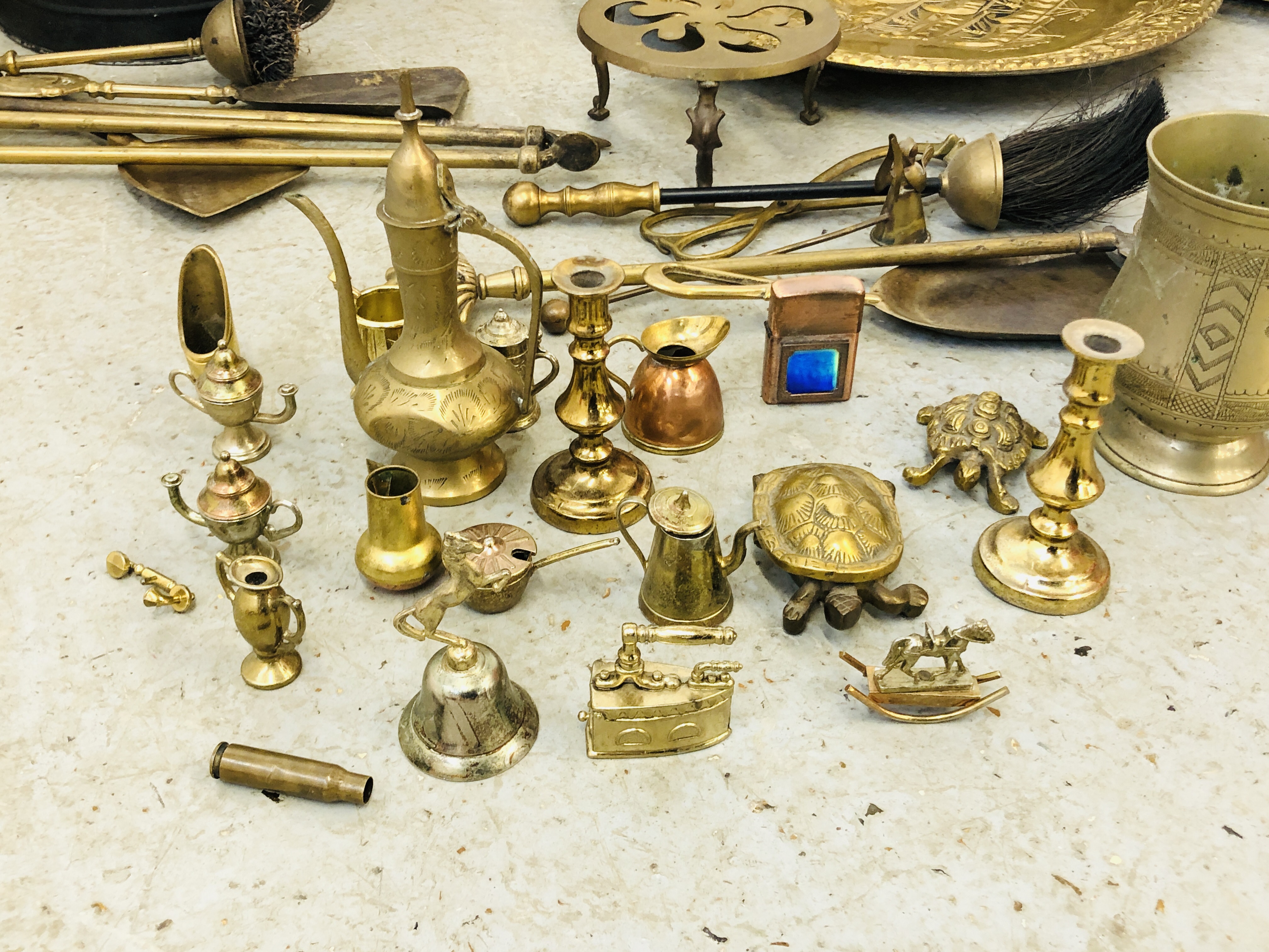 QUANTITY OF BRASS TO INCLUDE FIRE GUARD, COAL BUCKET, FIRE UTENSILS, MINIATURE TORTOISE ETC. - Image 2 of 13