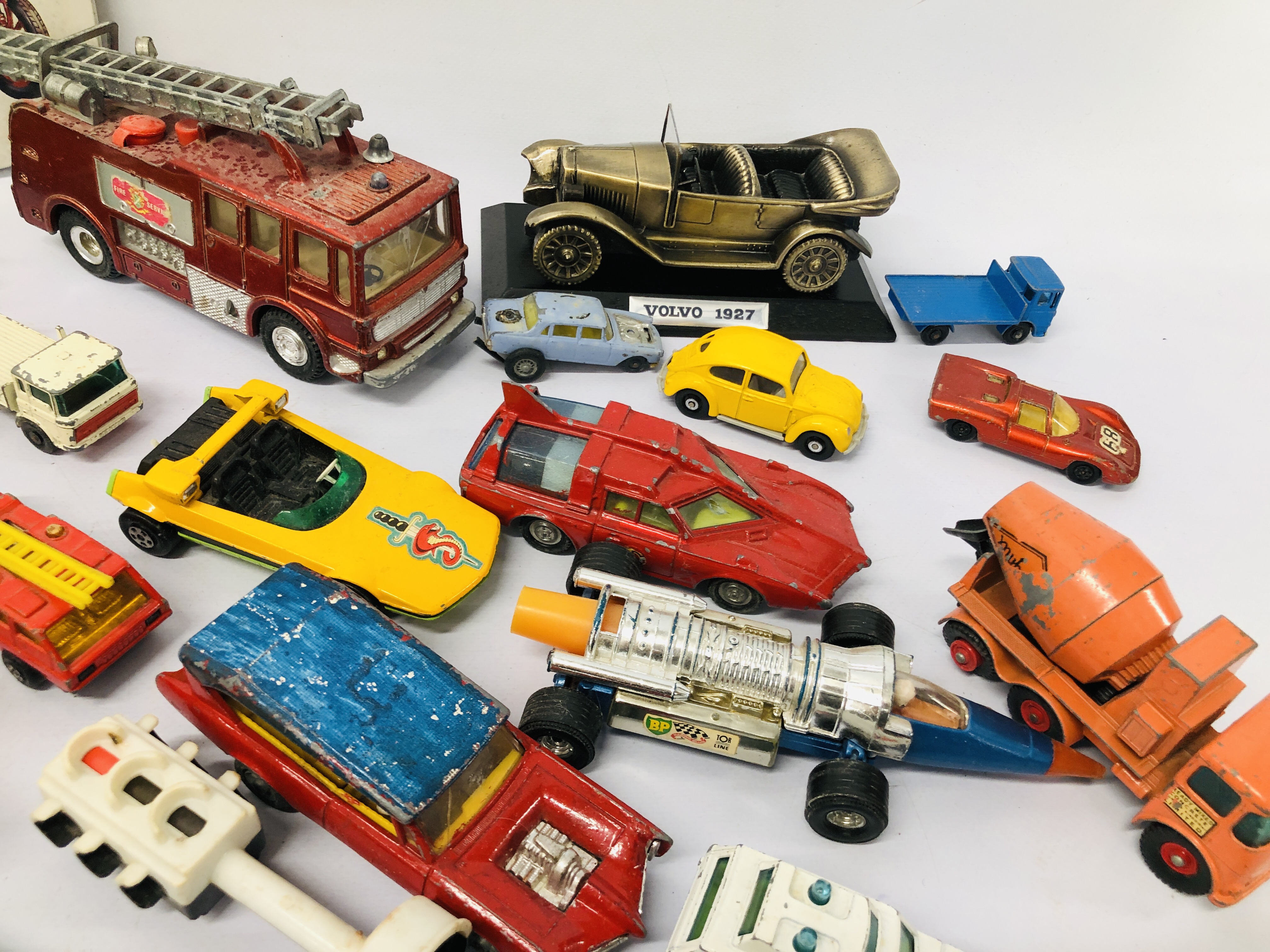 A COLLECTION OF DIE-CAST VEHICLES TO INCLUDE CORGI, LLEDO, MATCHBOX, - Image 6 of 22