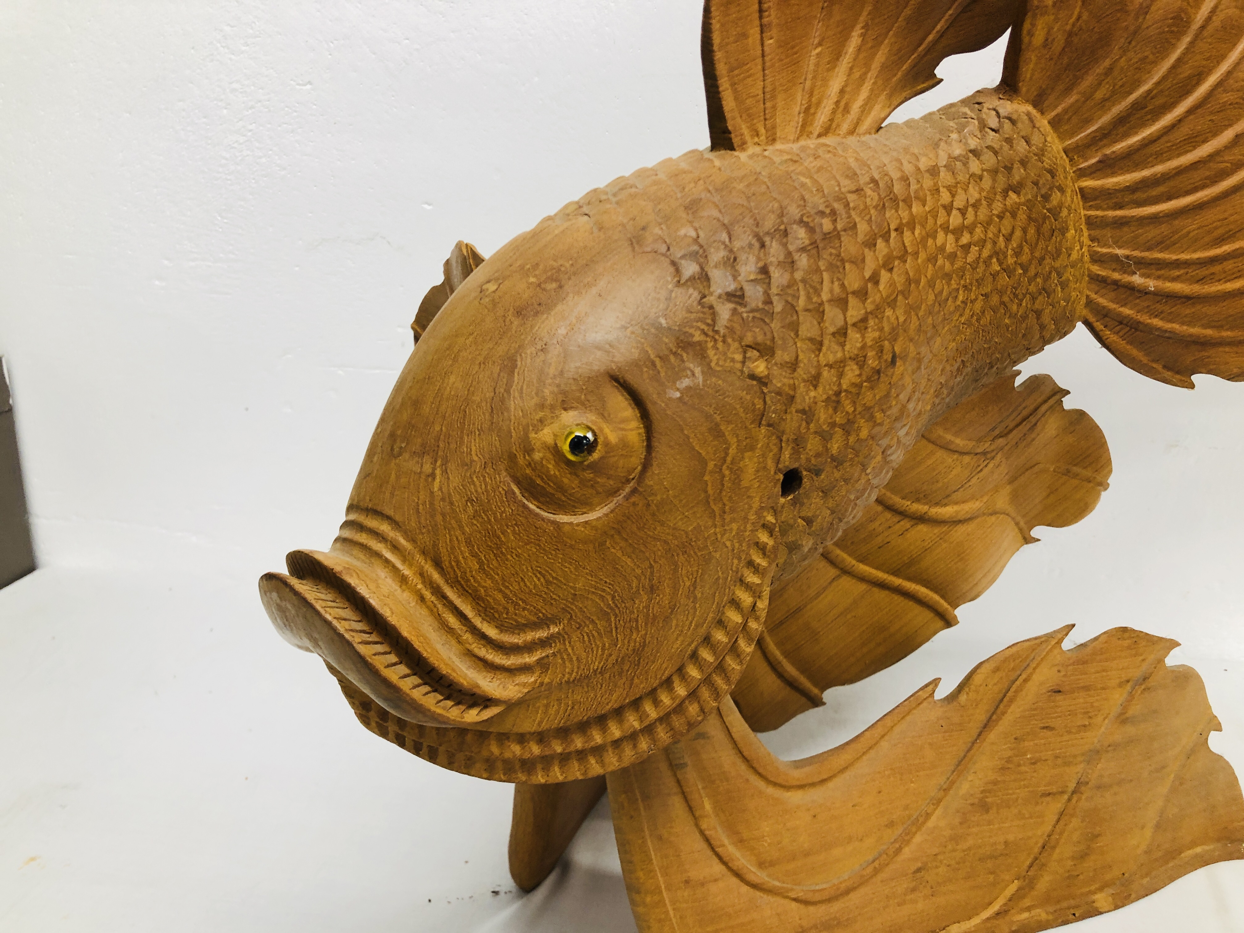 2 X LARGE CARVED TEAK WOOD FISH ORNAMENTS - EACH HEIGHT 58CM. LENGTH 65CM. - Image 3 of 10