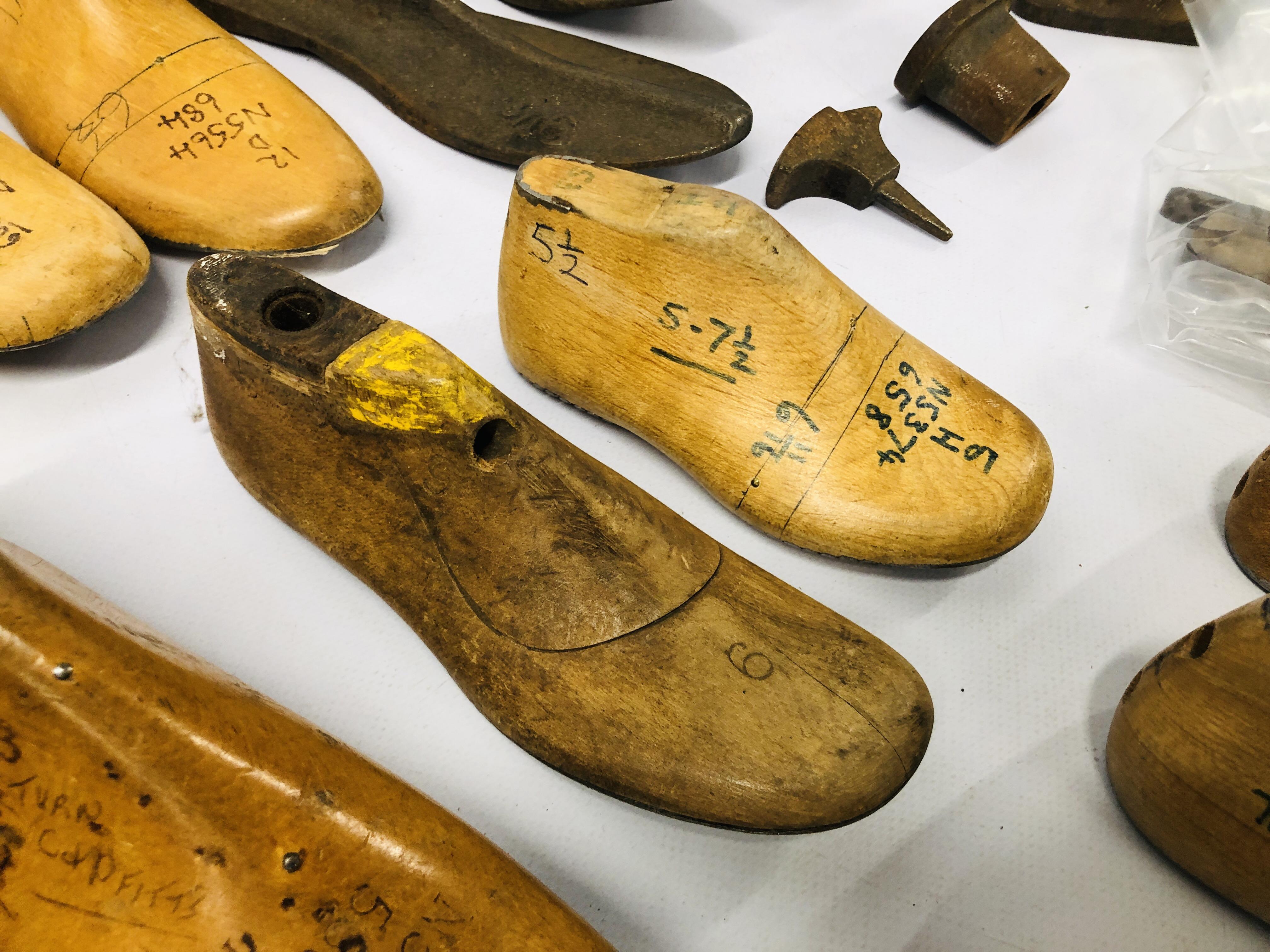 BOX OF ASSORTED VINTAGE METAL AND WOODEN SHOE LASTS ALONG WITH A BAG OF VINTAGE COBBLERS TOOLS ETC. - Image 9 of 9