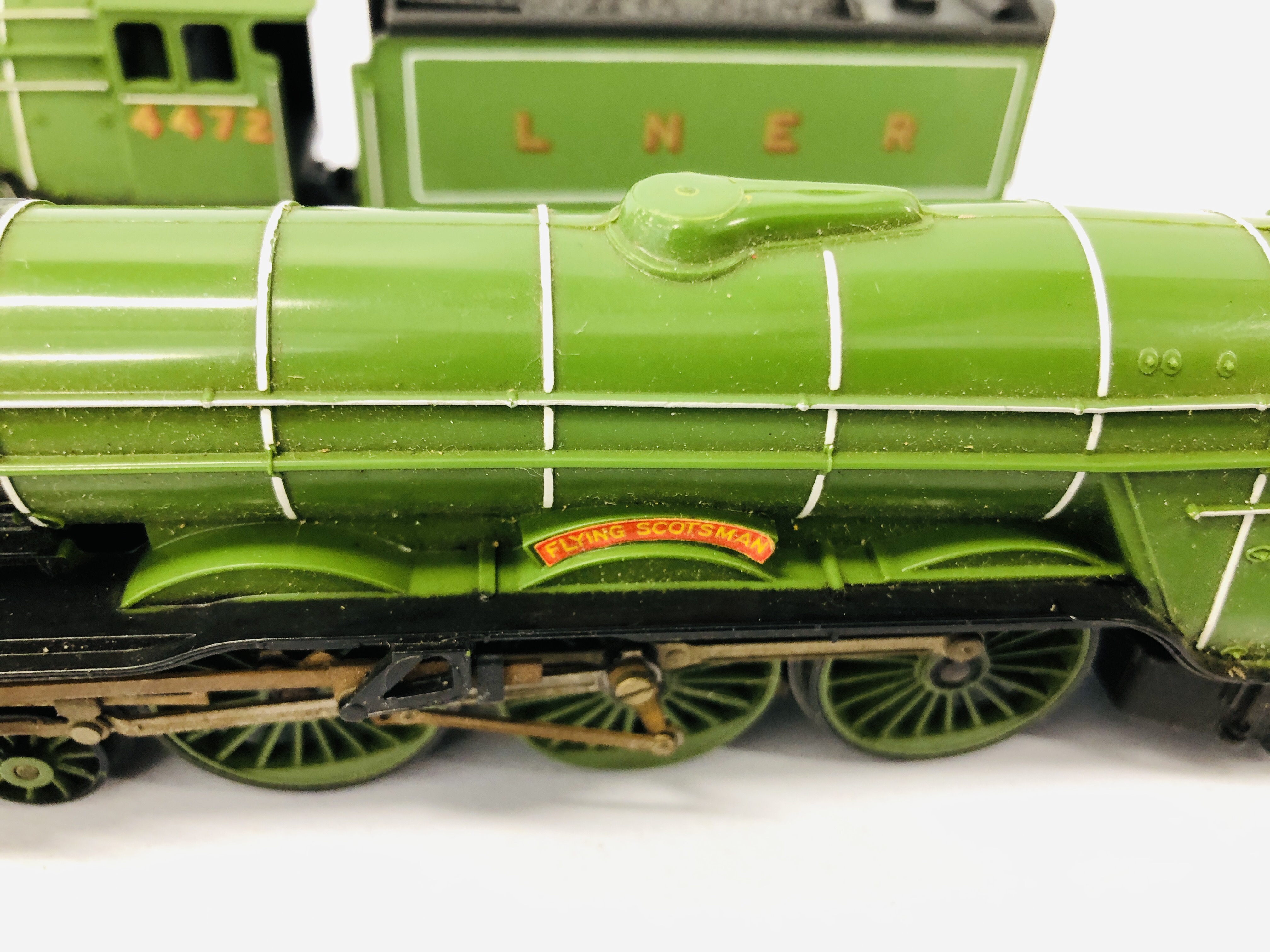 2 X HORNBY 00 GAUGE FLYING SCOTSMAN LOCOMOTIVES AND TENDERS - Image 3 of 12