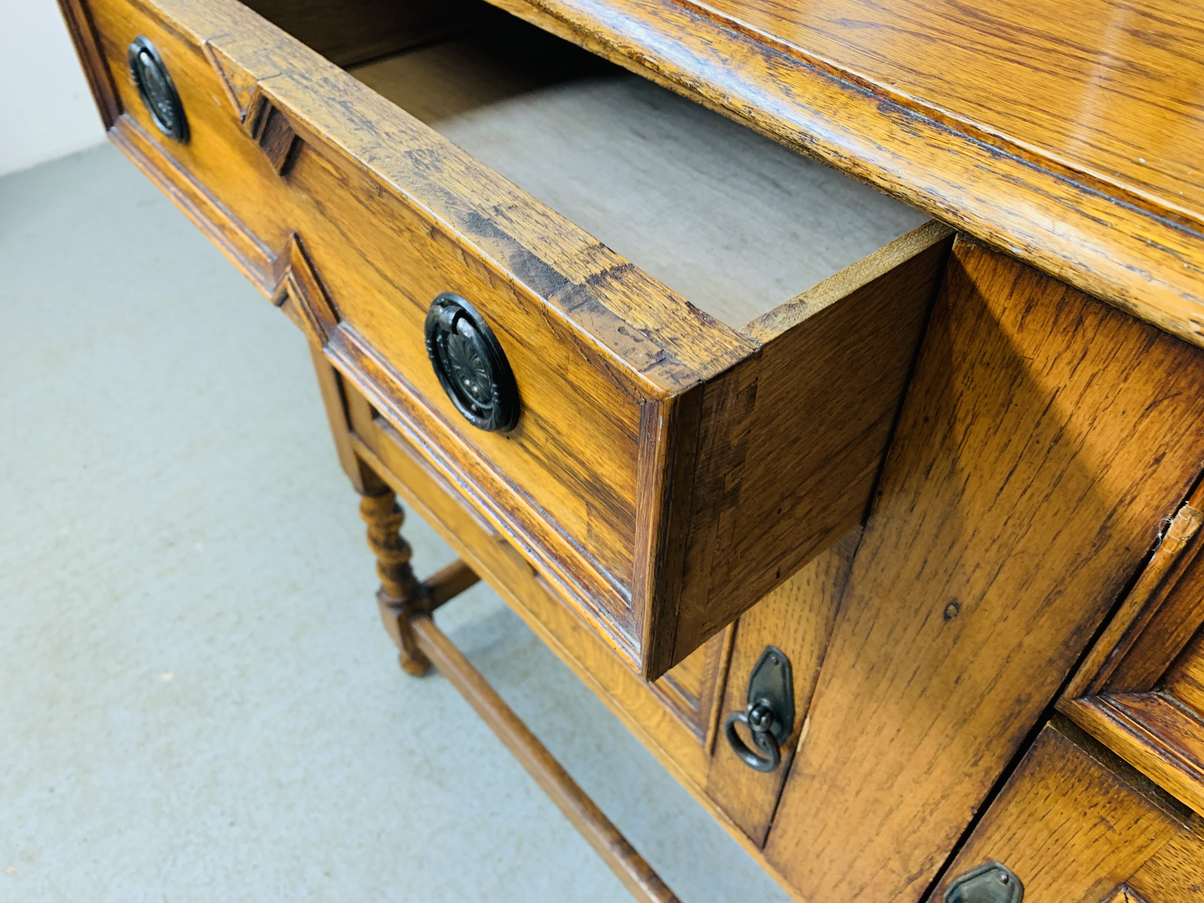 AN OAK 2 DRAWER MIRROR BACK SIDEBOARD ON BARLEY TWIST LEG, - Image 10 of 10